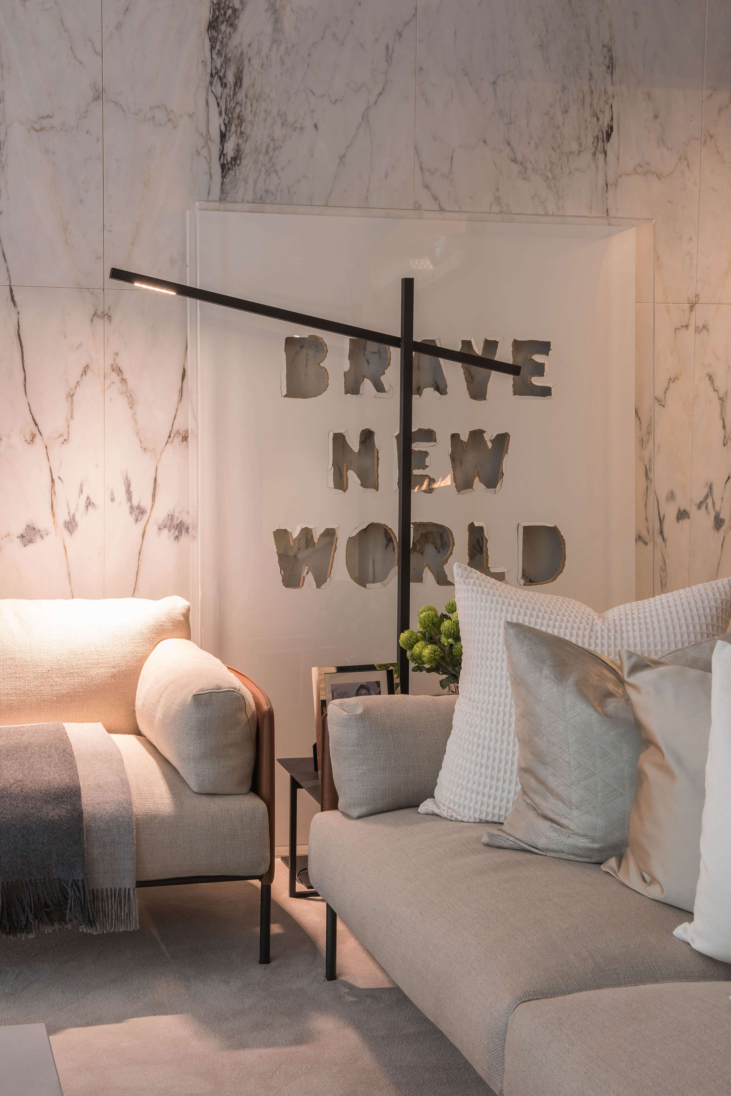 Escritório com Moooi Brave New World na parede de mármore branco com nervuras cinza — design de interiores de luxo Avenidas Novas, Lisboa, Atelier Renata Santos Machado