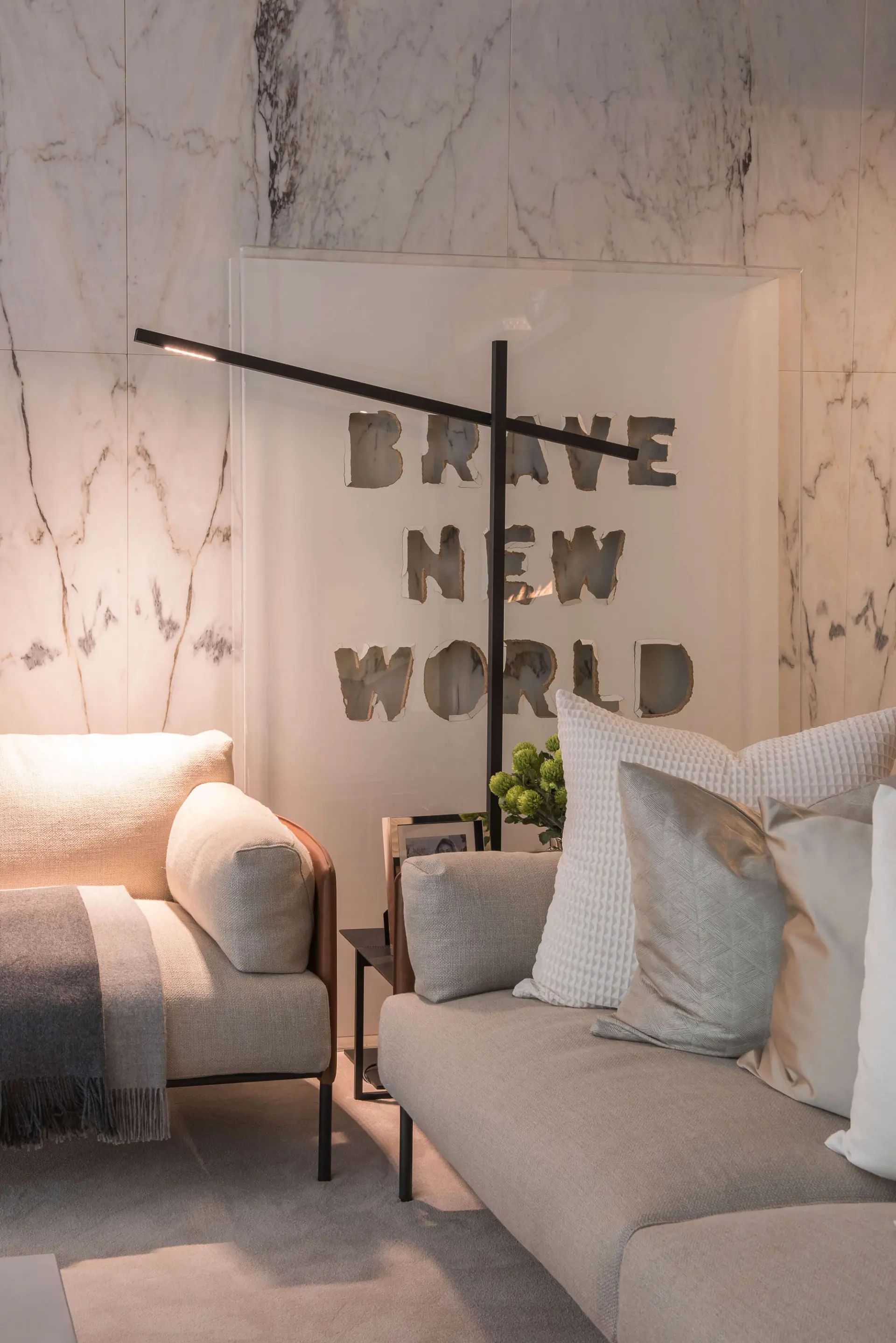Escritório com Moooi Brave New World na parede de mármore branco com nervuras cinza — design de interiores de luxo Avenidas Novas, Lisboa, Atelier Renata Santos Machado