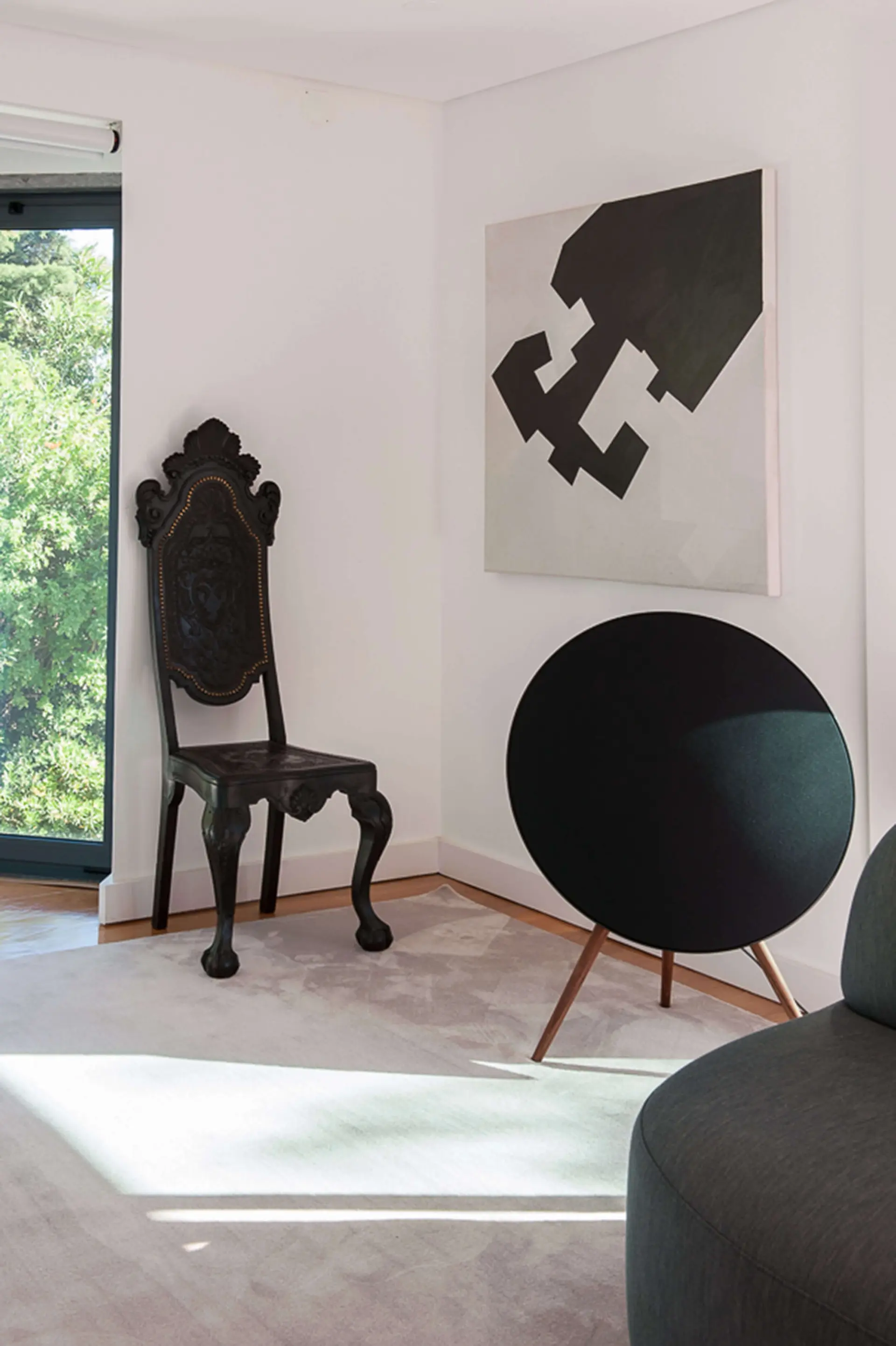 Sala de estar com Bang & Olufsen Beoplay A9, cadeirão barroco preto e arte geométrica — design de interiores de luxo Paço de Arcos, Oeiras, Atelier Renata Santos Machado