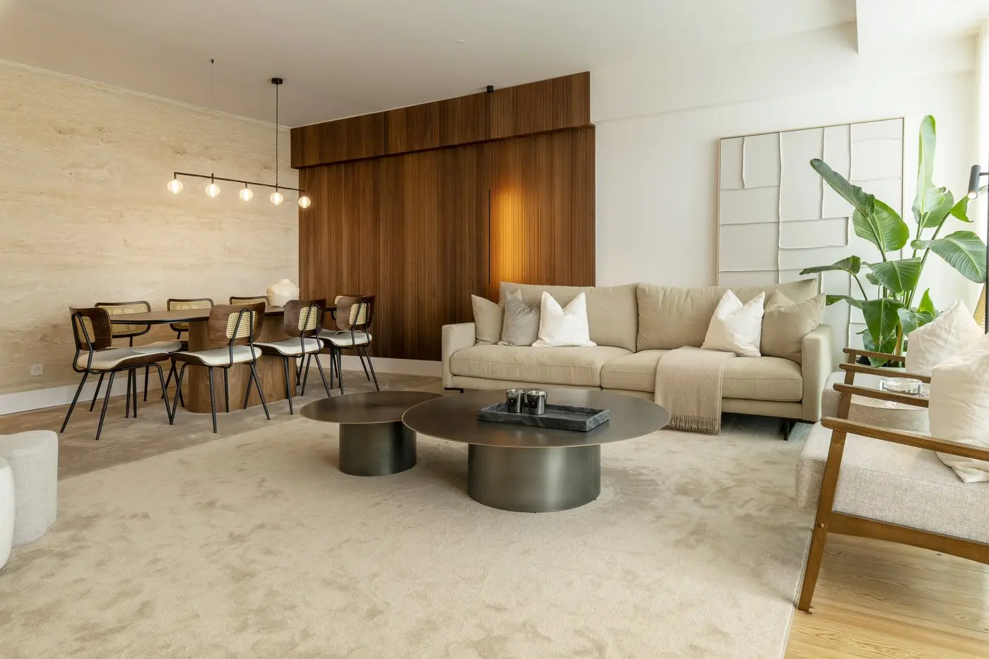 Sala de estar e de jantar do apartamento da Avenida 5 de Outubro, em Lisboa, depois da remodelação e da decoração chave na mão do atelier