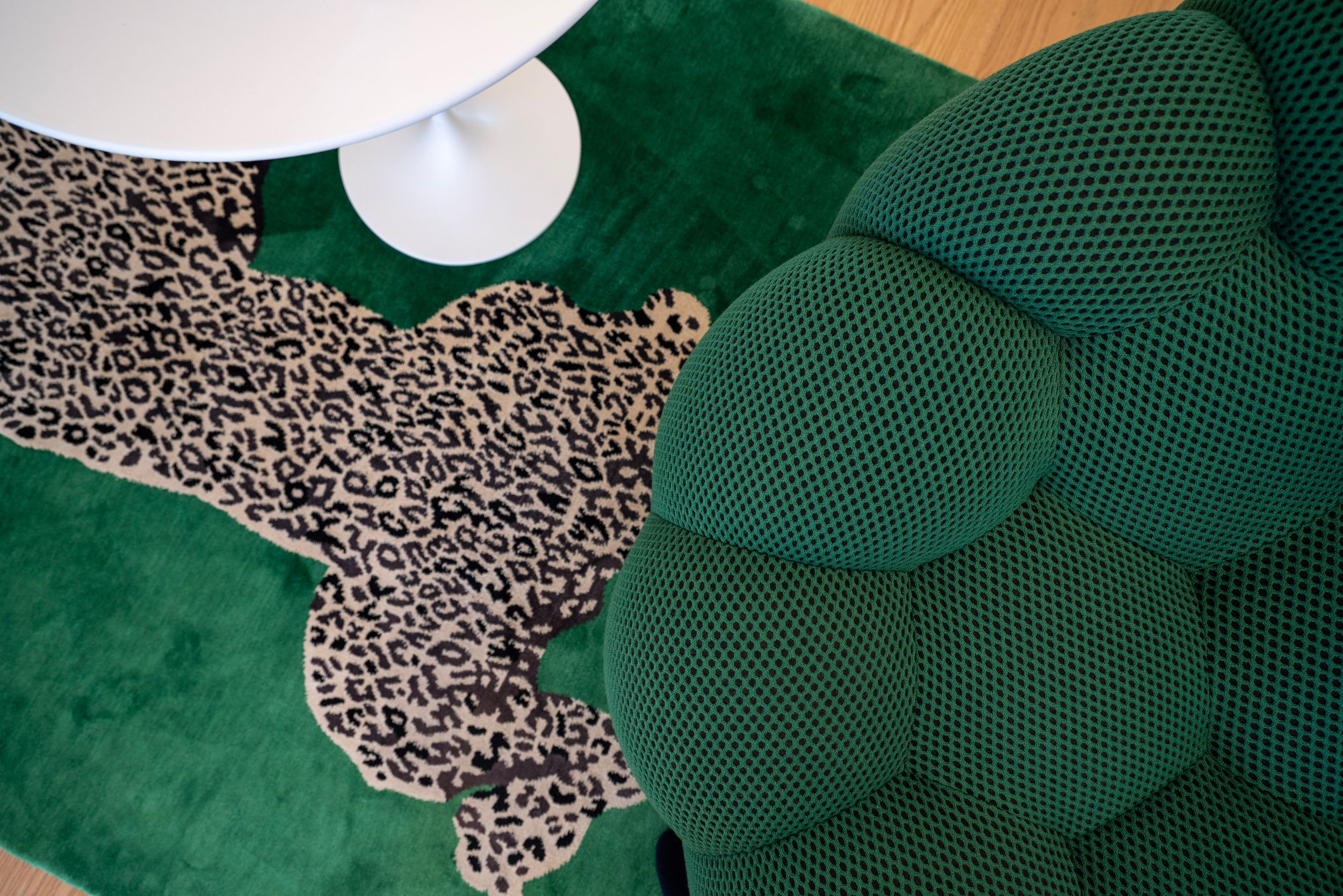 Detalhe de poltrona em tecido bolha verde e tapete em padrão leopardo em closet — design de interiores de luxo, Praça de Espanha, Lisboa, Atelier Renata Santos Machado