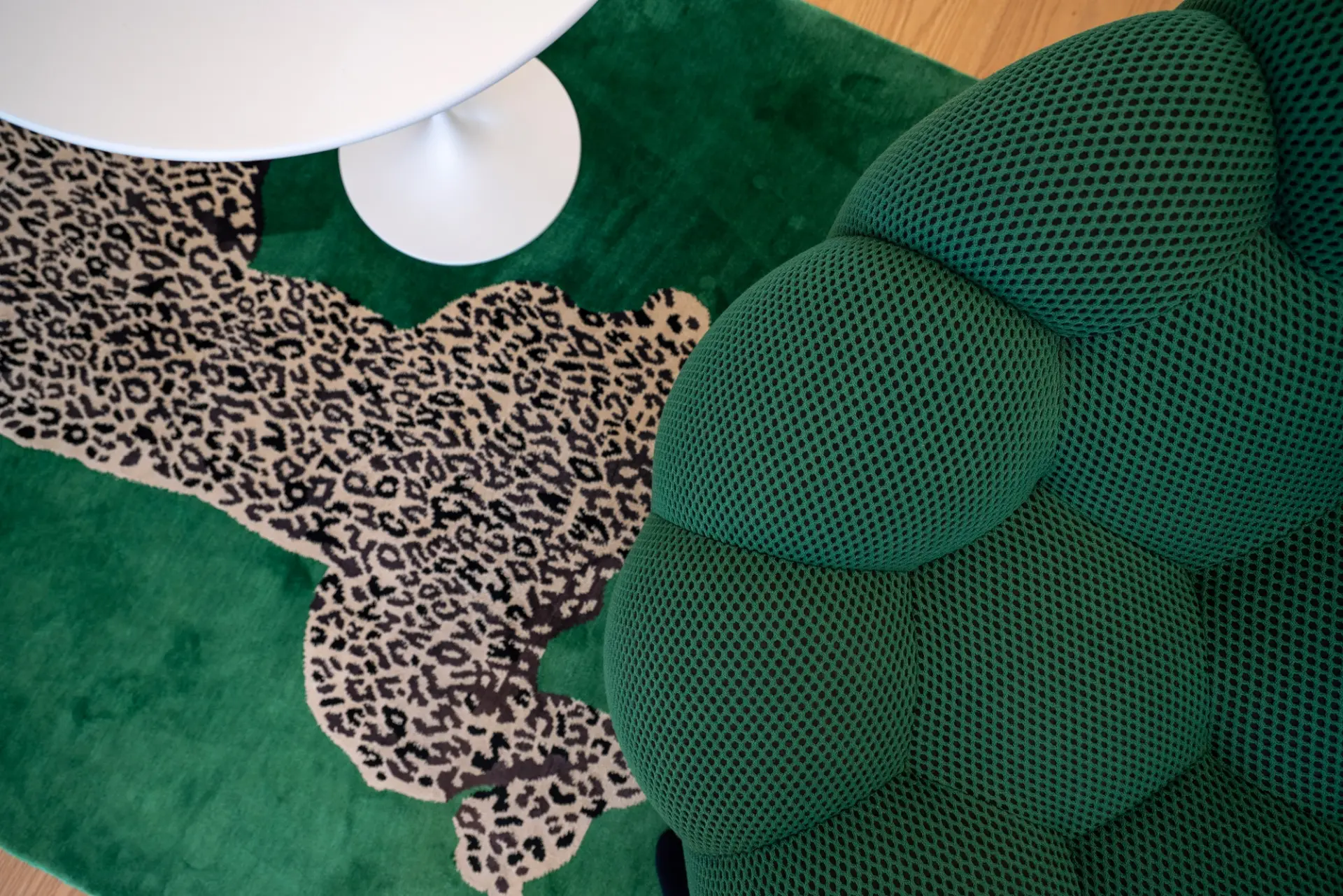 Detalhe de poltrona em tecido bolha verde e tapete em padrão leopardo em closet — design de interiores de luxo, Praça de Espanha, Lisboa, Atelier Renata Santos Machado