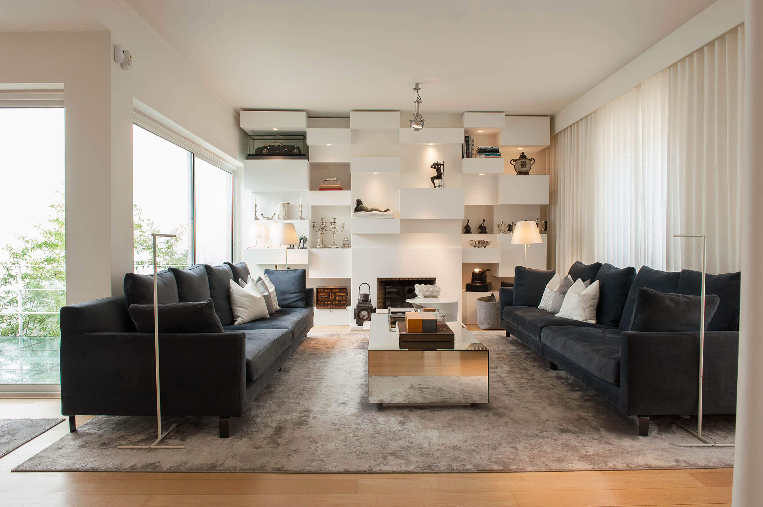Sala de estar com projeto de design de interiores completo, com layout, iluminação e decoração integrados