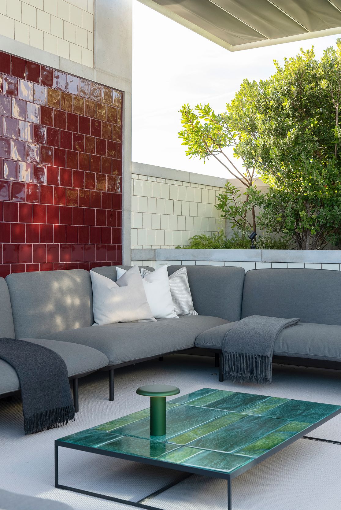 Rooftop com sofá modular exterior cinza e mesa de centro em zellige verde — design de interiores de luxo, Praça de Espanha, Lisboa, Atelier Renata Santos Machado
