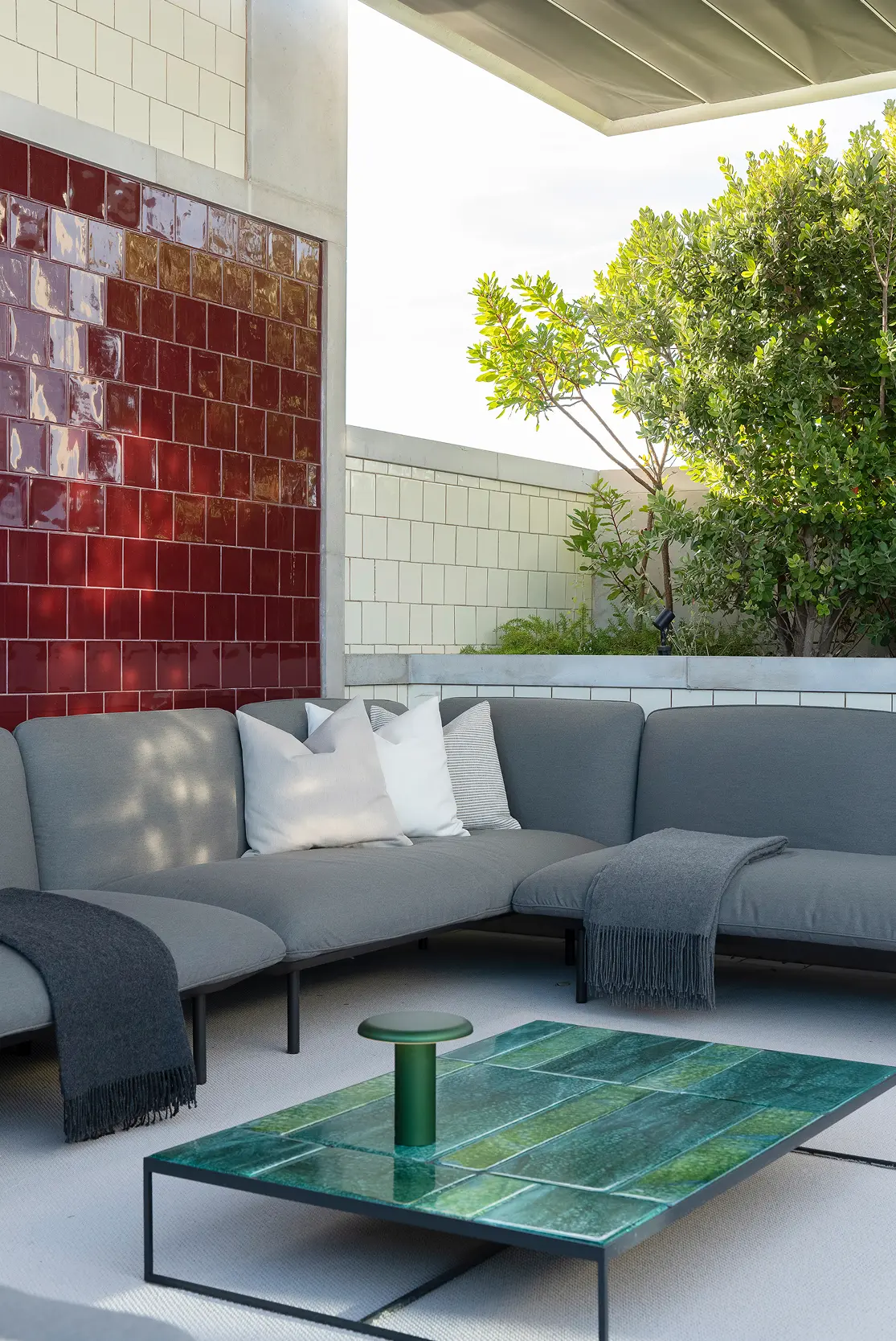 Rooftop com sofá modular exterior cinza e mesa de centro em zellige verde — design de interiores de luxo, Praça de Espanha, Lisboa, Atelier Renata Santos Machado
