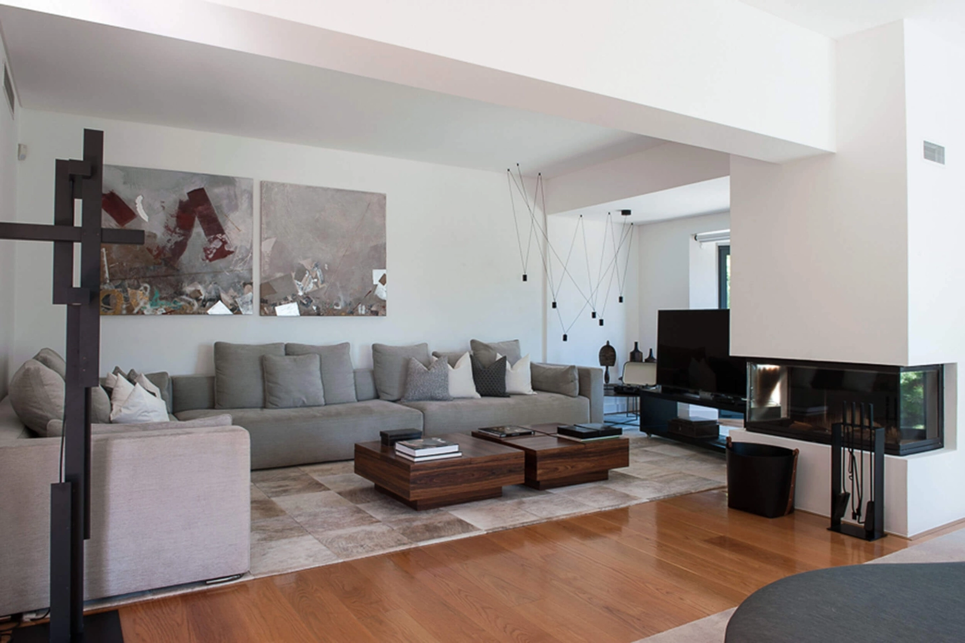 Sala de visitas com Minotti Donovan sofá cinzento de canto, lareira e tapete pele vaca — design de interiores de luxo Paço de Arcos, Oeiras, Atelier Renata Santos Machado