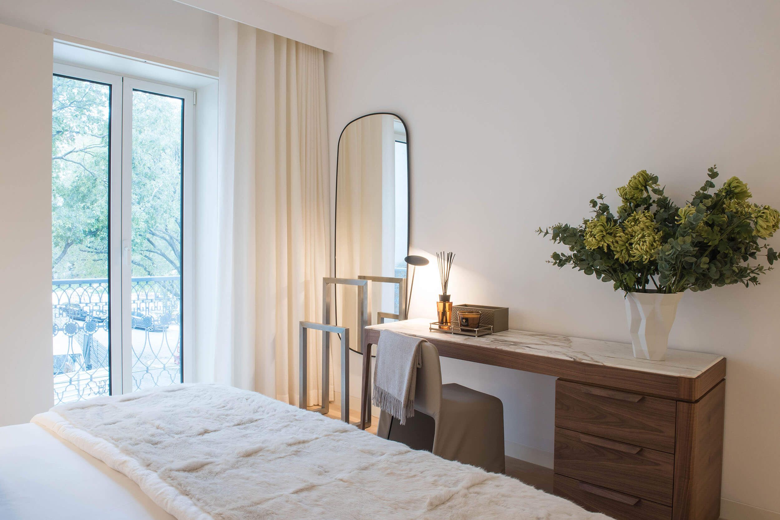 Quarto minimalista e luminoso com secretária e decoração neutra. Exemplo de como decorar casa nova com coerência e funcionalidade