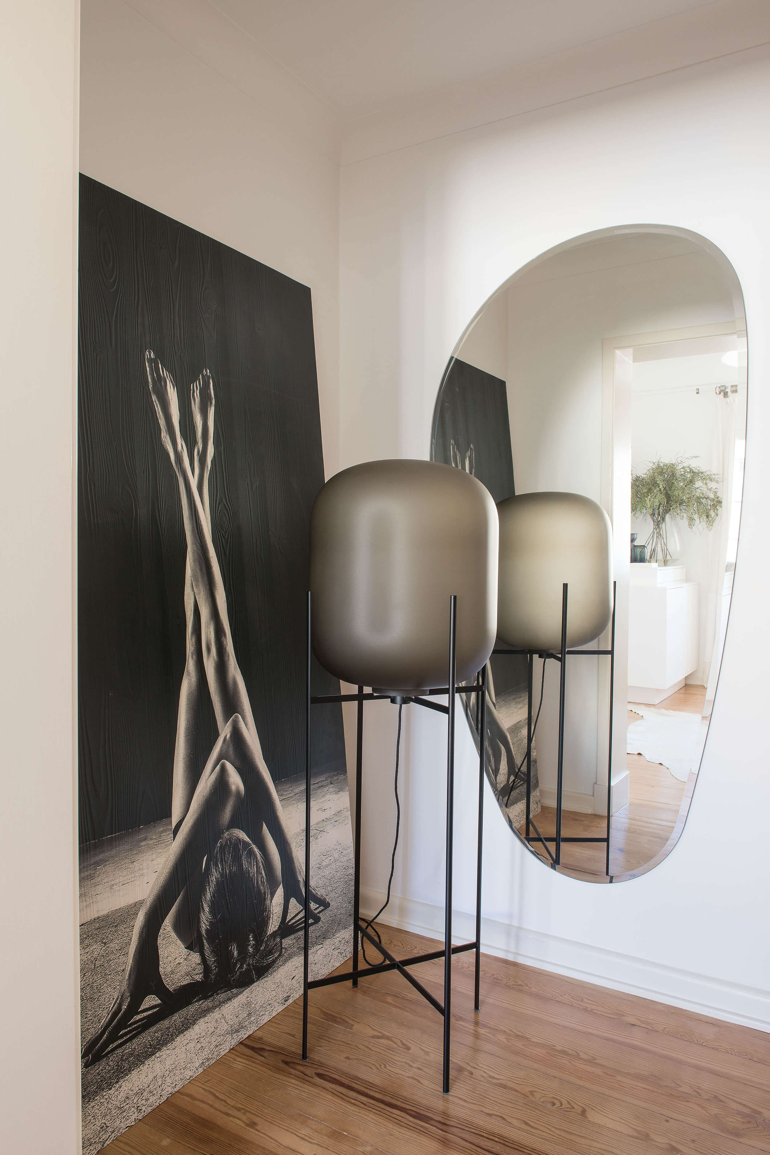 Corredor com espelho Cattelan Italia, candeeiros Pulpo ODA e fotografia de Noé Sendas — design de interiores de luxo, Avenidas Novas, Lisboa, Atelier Renata Santos Machado
