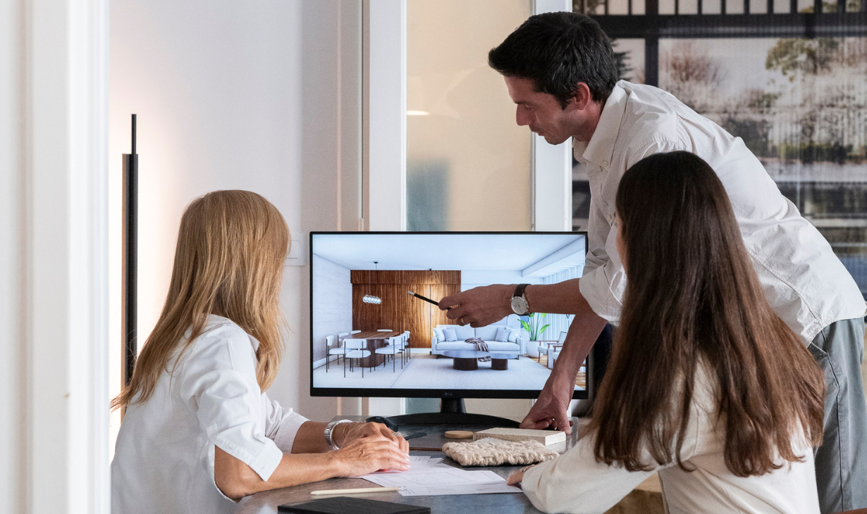 Equipa de design de interiores a apresentar proposta de projeto a clientes em reunião