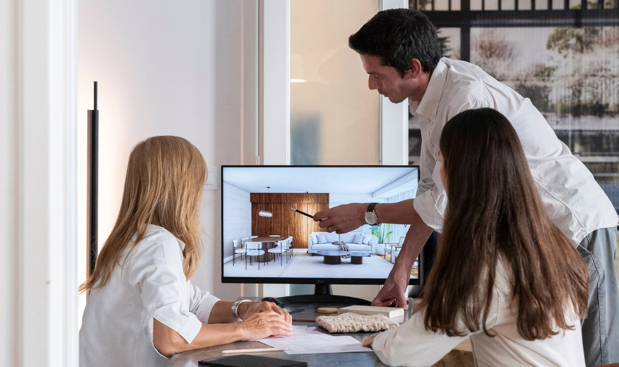 Equipa de design de interiores a apresentar proposta de projeto a clientes em reunião