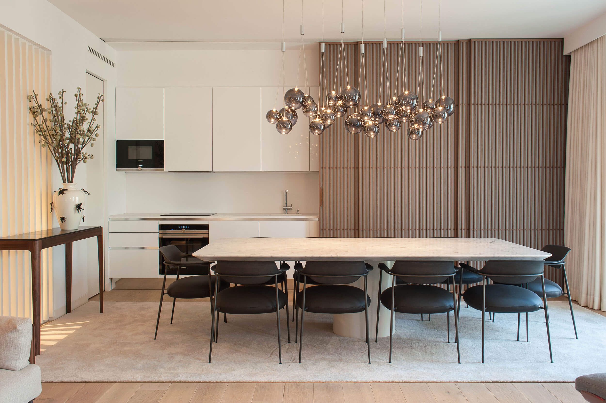 Mesa Paola Lenti mármore Bianco Carrara, cadeiras pele preta, suspensão Studio Italia — design de interiores de luxo Av. Liberdade, Lisboa, Atelier Renata Santos Machado