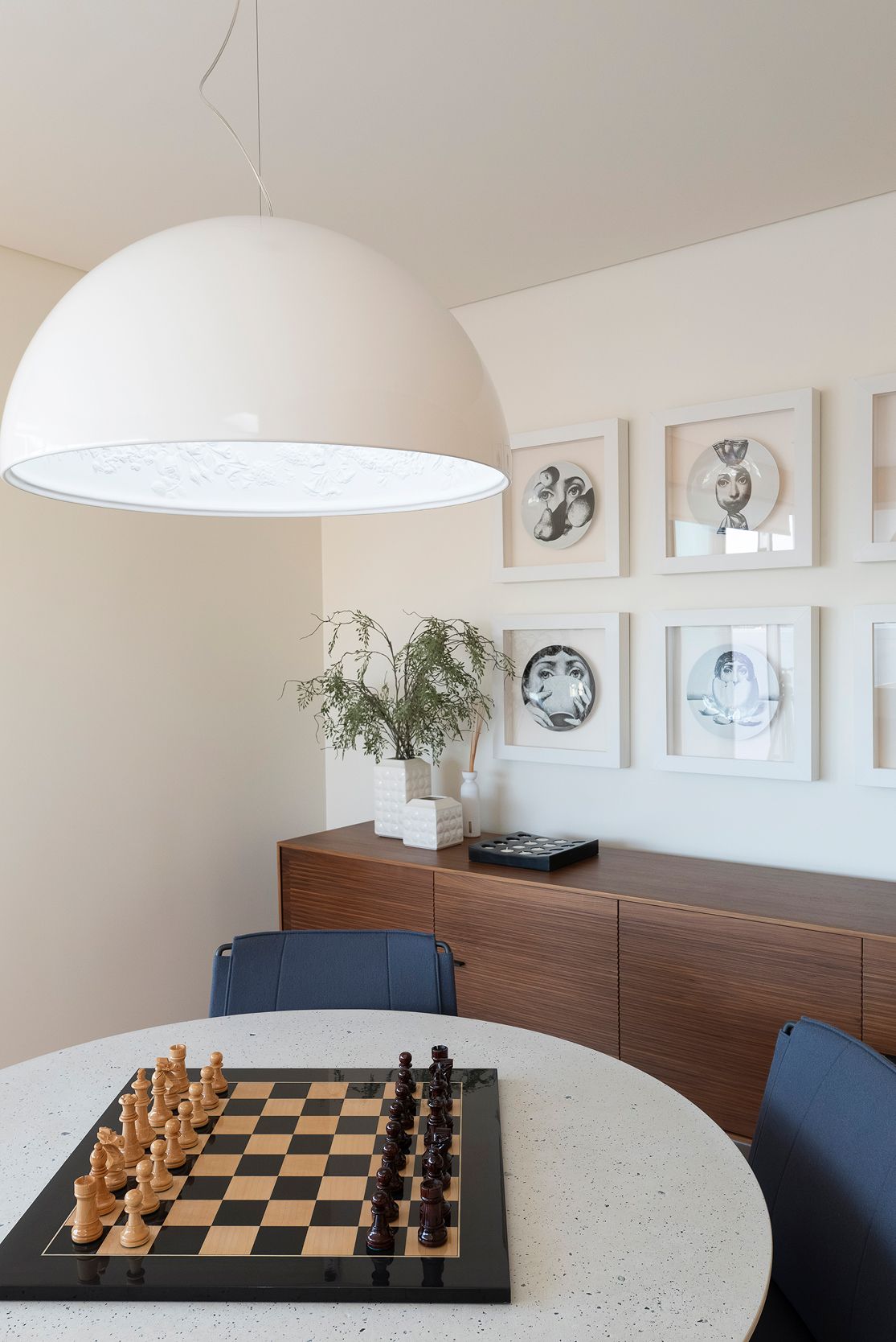 Tabuleiro de xadrez sobre mesa tulipa com pendente dome branco em zona de jogos — design de interiores de luxo, Praça de Espanha, Lisboa, Atelier Renata Santos Machado