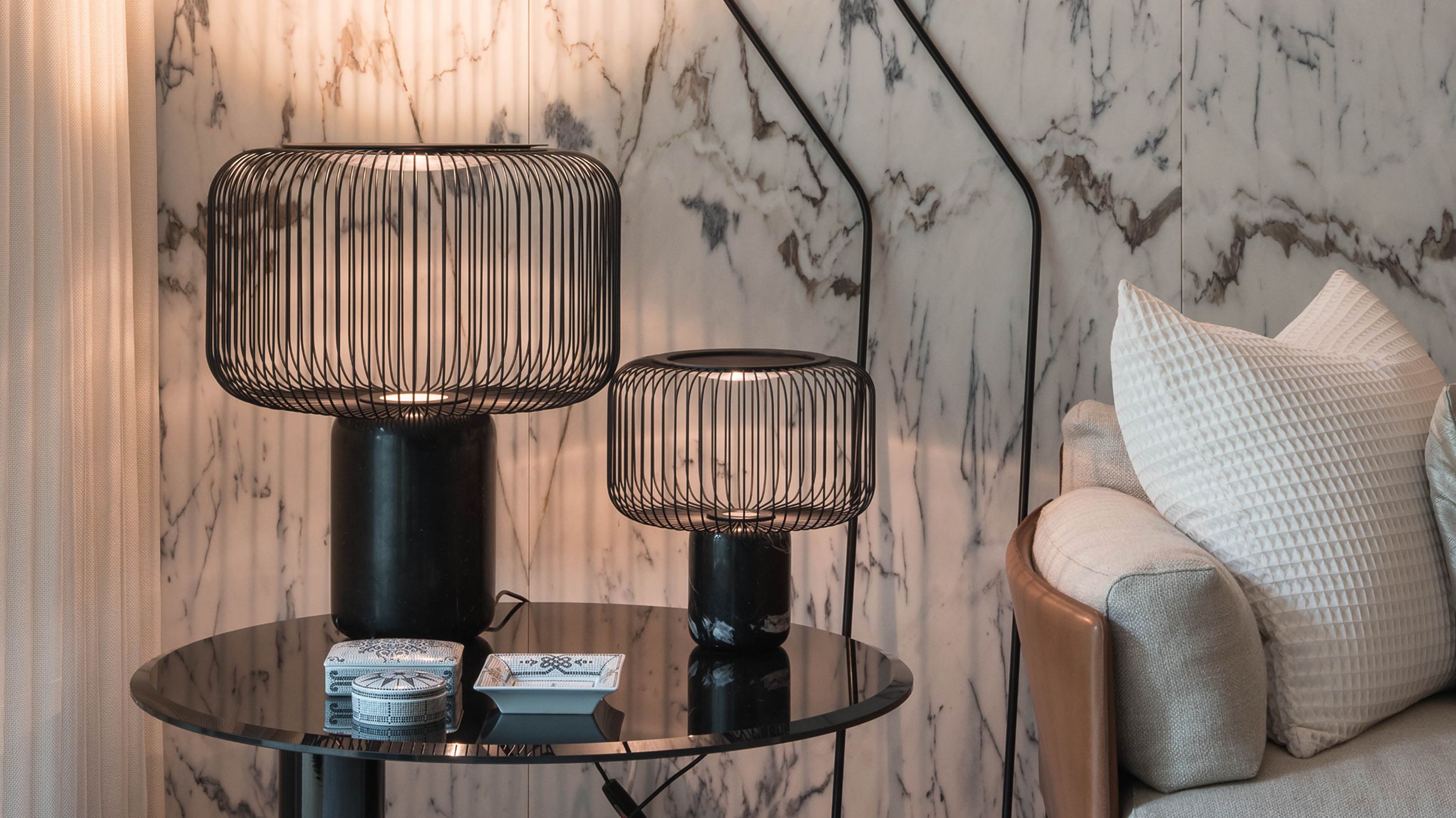 Detalhe de decoração com iluminação de mesa e materiais nobres em apartamento contemporâneo