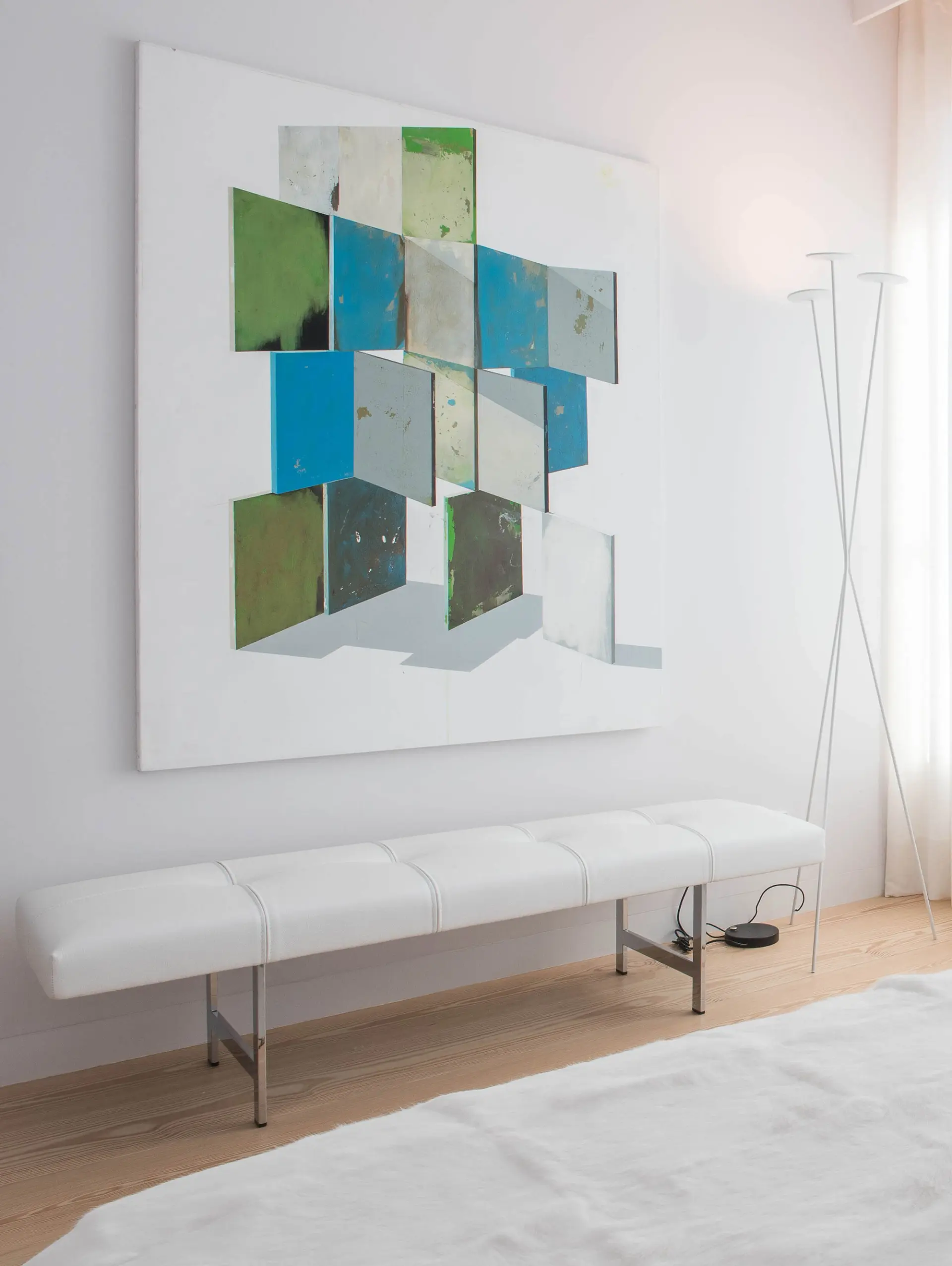 Suite com banqueta Alivar EGO em pele branca, obra de Catarina Dias e candeeiro Vibia Skan — design de interiores de luxo, Lisboa, Atelier Renata Santos Machado