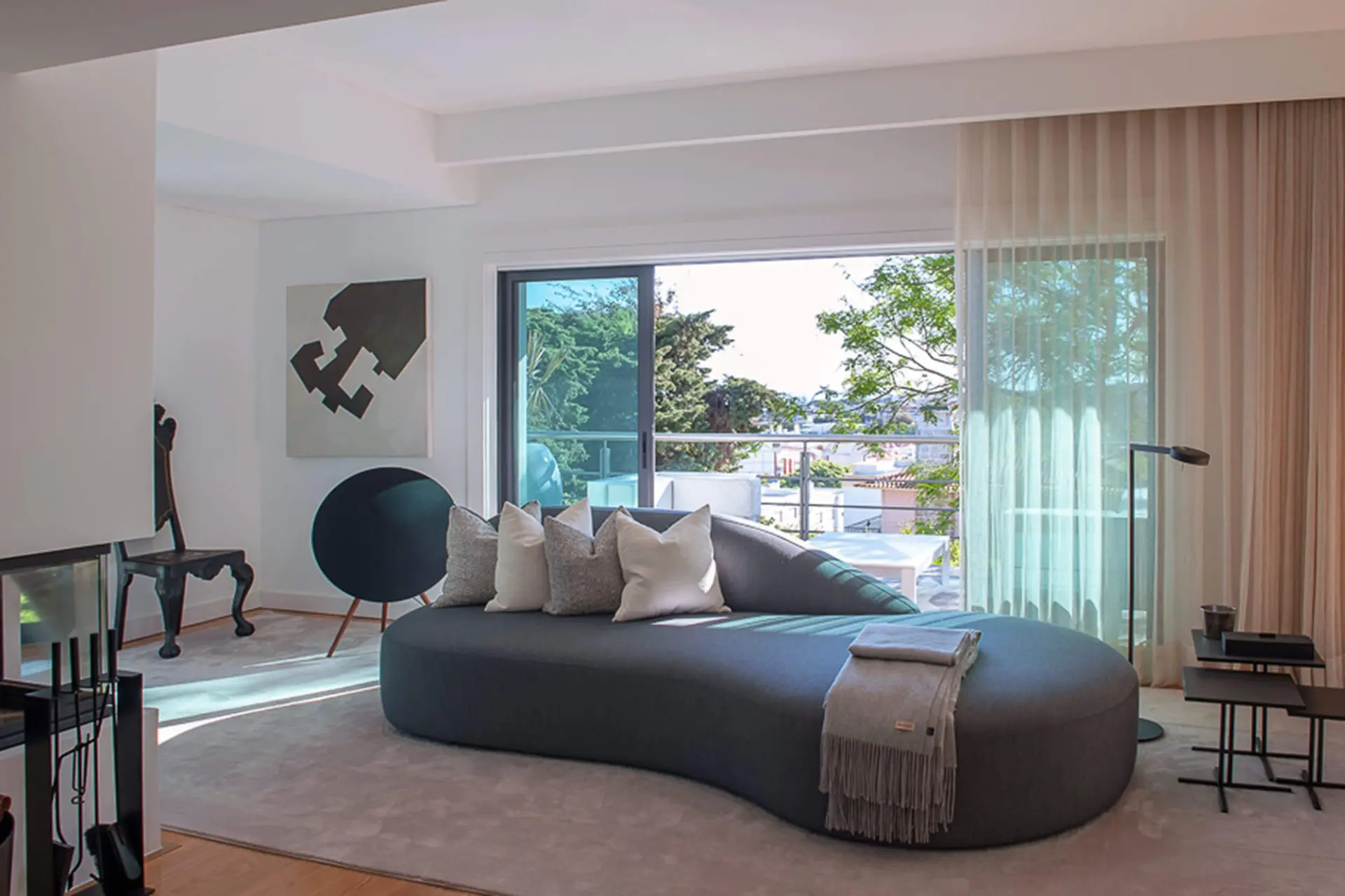Sala visitas com La Cividina Guest sofá orgânico cinza, cortinados linho e jardim — design de interiores de luxo Paço de Arcos, Oeiras, Atelier Renata Santos Machado