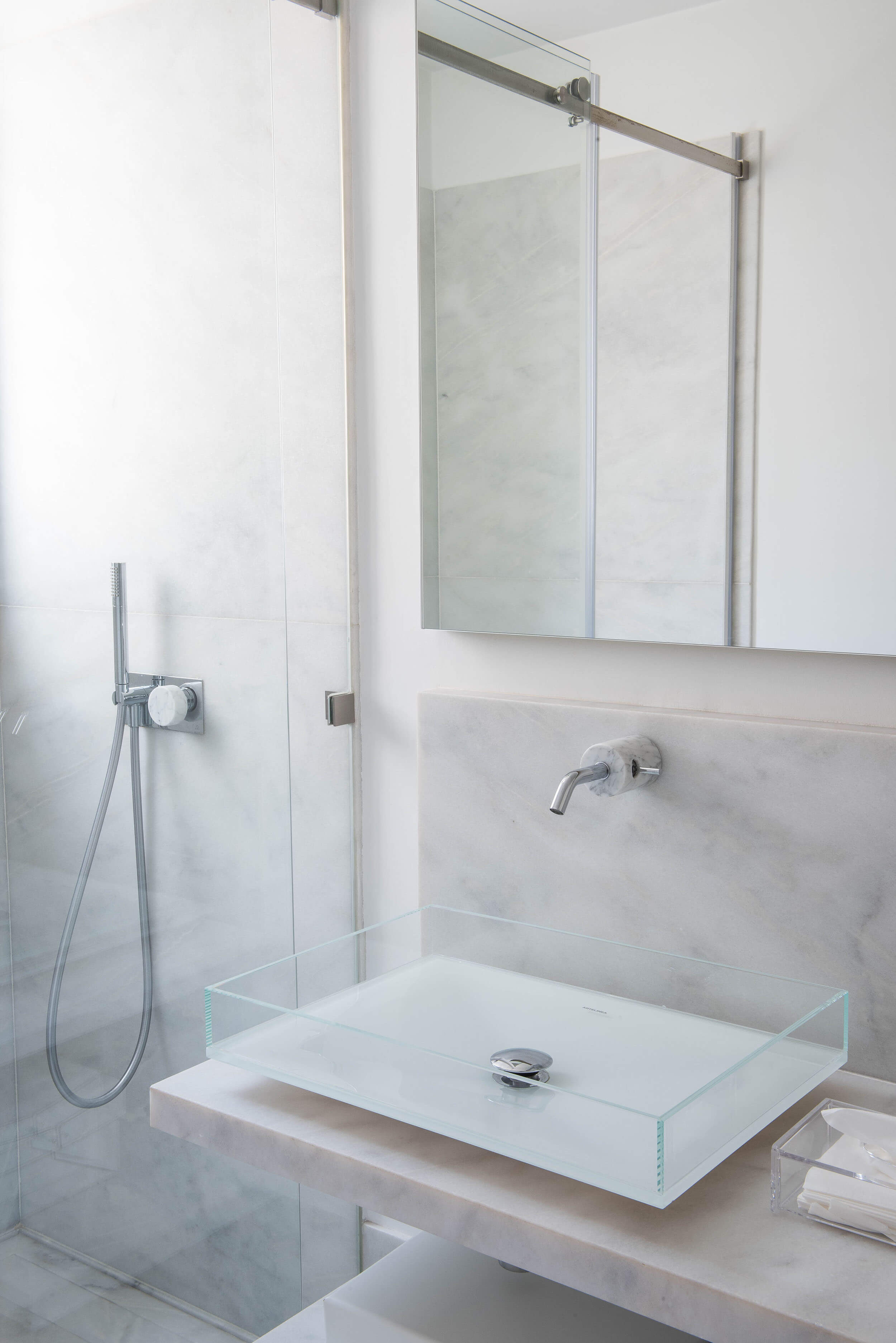 Casa de banho com lavatório Artelinea em vidro e mármore Ibiza branco escovado — design de interiores de luxo, Avenidas Novas, Lisboa, Atelier Renata Santos Machado
