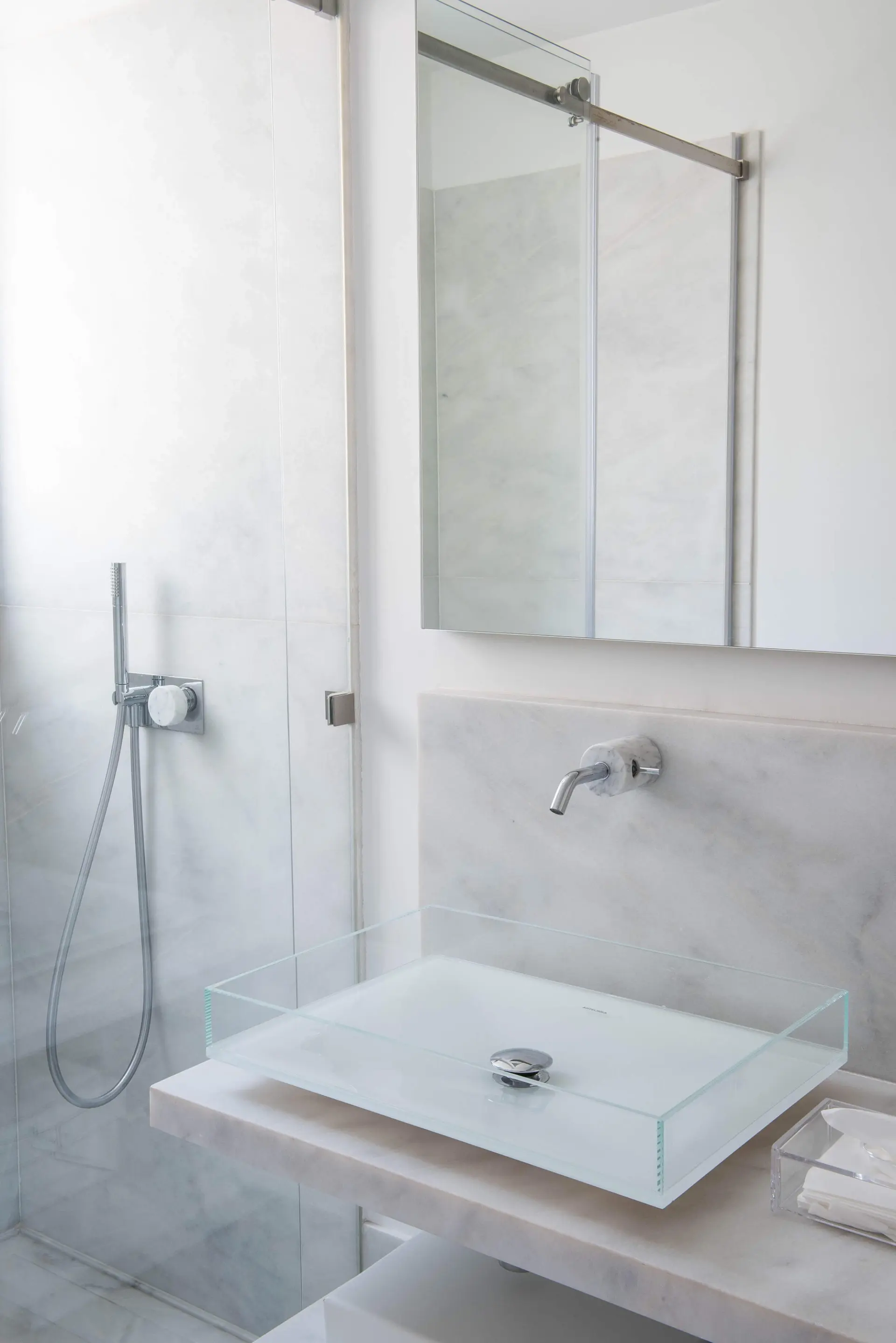 Casa de banho com lavatório Artelinea em vidro e mármore Ibiza branco escovado — design de interiores de luxo, Avenidas Novas, Lisboa, Atelier Renata Santos Machado