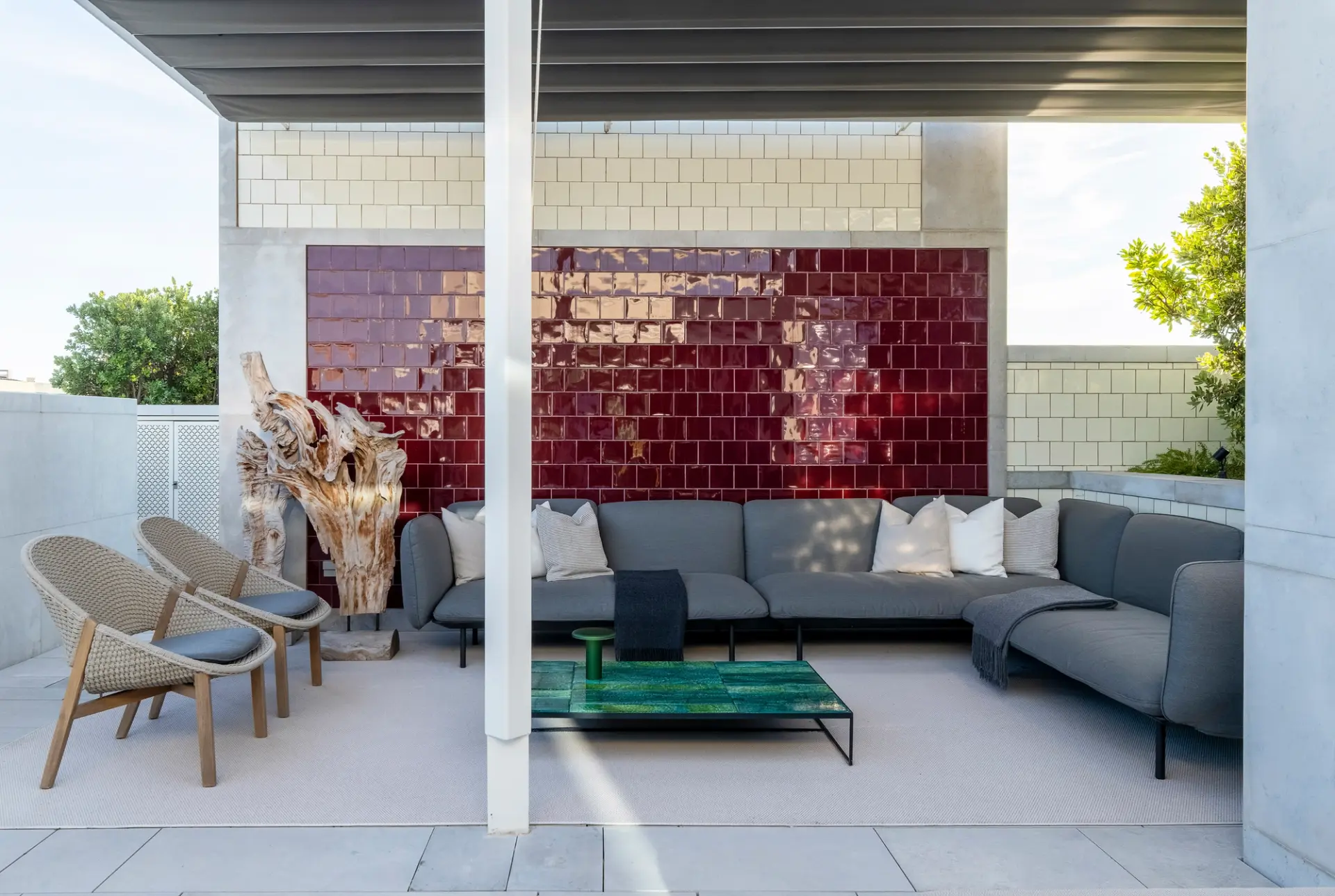 Projeto de design de interiores em Lisboa com área exterior moderna, sofá modular e parede de azulejos