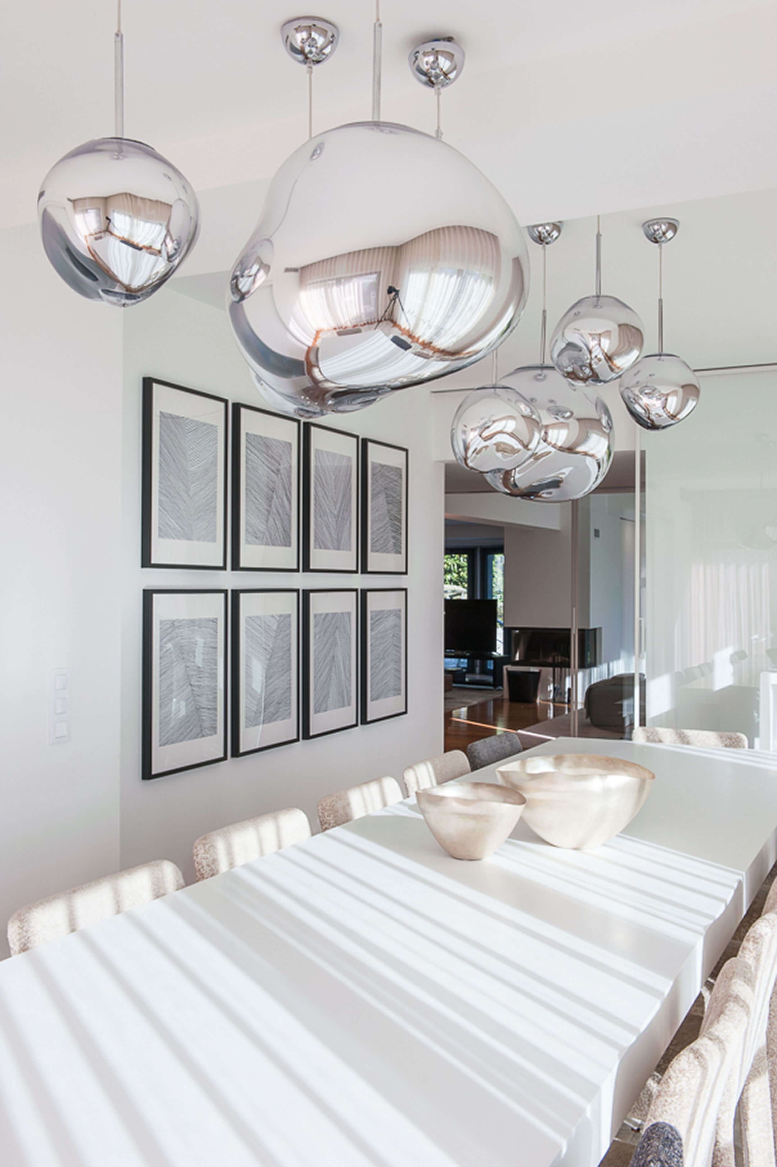 Sala de jantar, Tom Dixon Melt Chrome, galeria de molduras pretas e mesa Corian branca — design de interiores de luxo Paço de Arcos, Oeiras, Atelier Renata Santos Machado