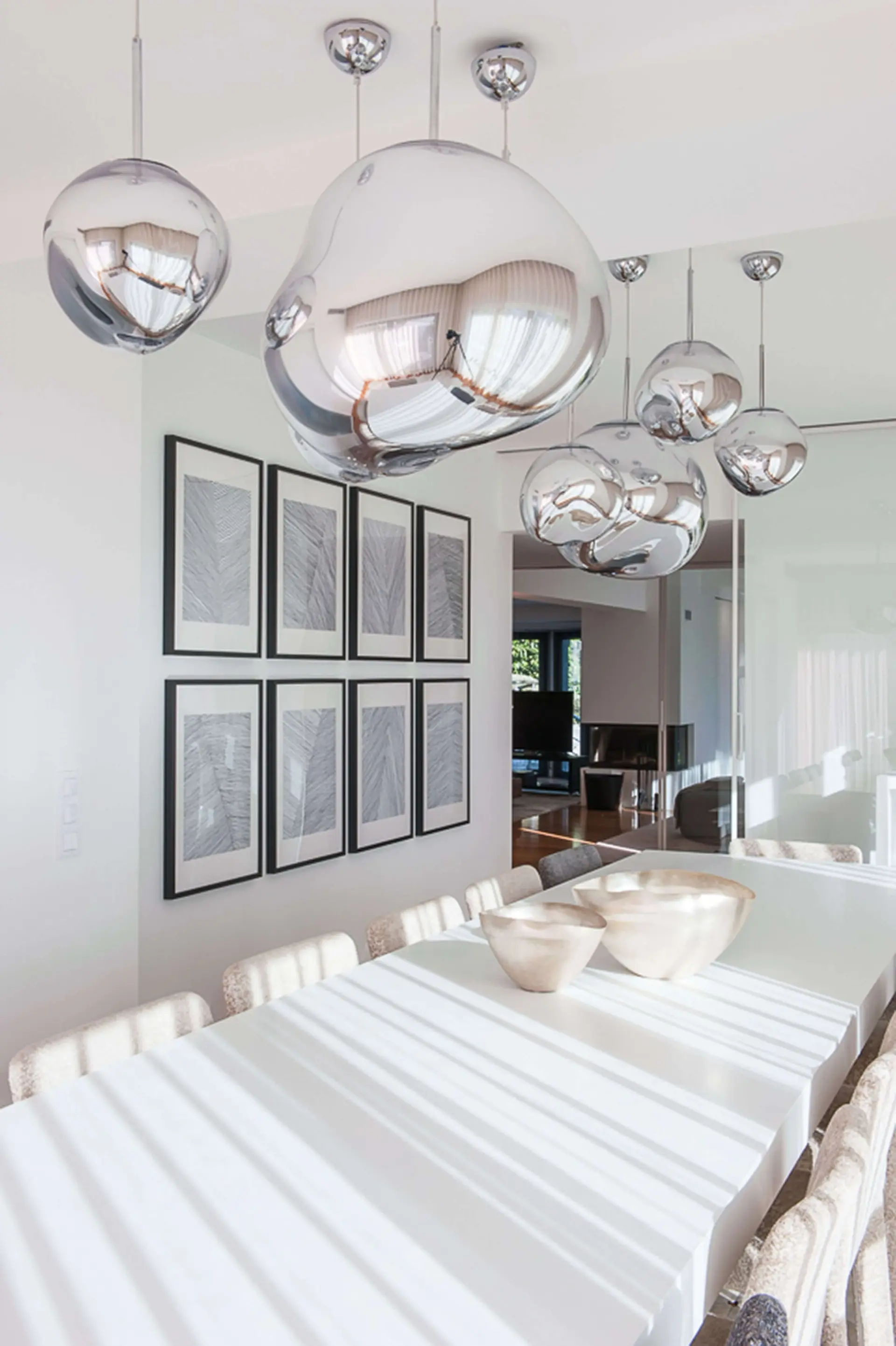 Sala de jantar, Tom Dixon Melt Chrome, galeria de molduras pretas e mesa Corian branca — design de interiores de luxo Paço de Arcos, Oeiras, Atelier Renata Santos Machado