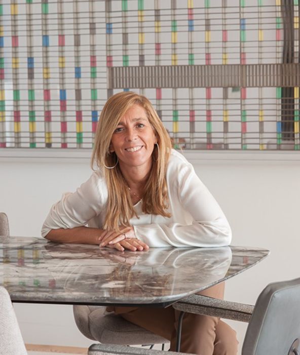 Designer de interiores em reunião de consultoria para definição de projeto residencial