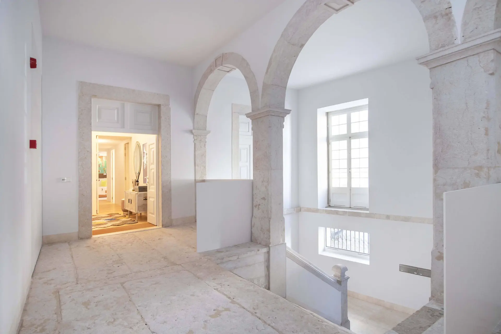 Arquitectura palaciana histórica do Palácio Santiago com arcos de pedra e pavimento em lioz — design de interiores de luxo, Lisboa, Atelier Renata Santos Machado