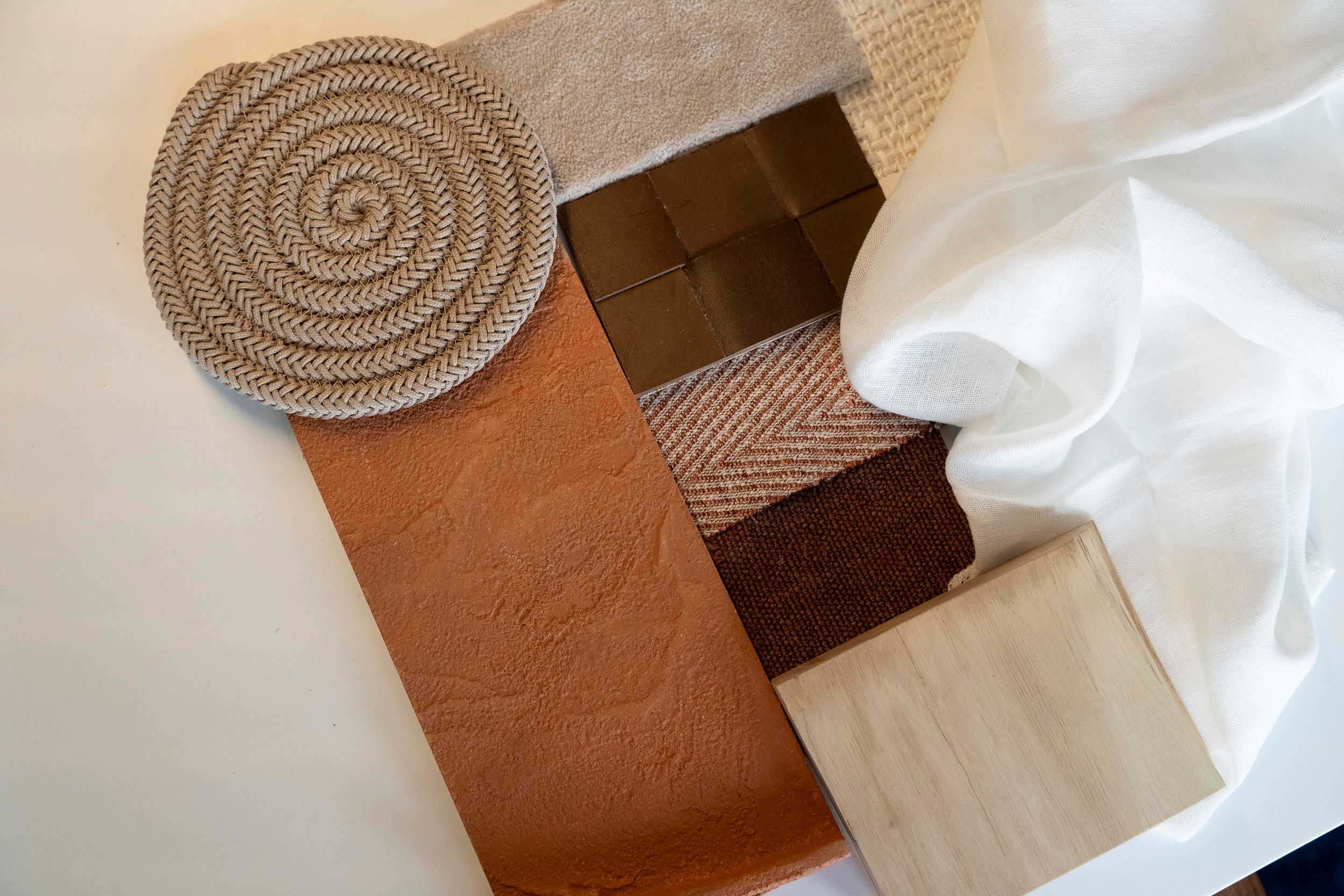 Seleção de materiais e tecidos para um projeto de design de interiores do Atelier Renata Santos Machado