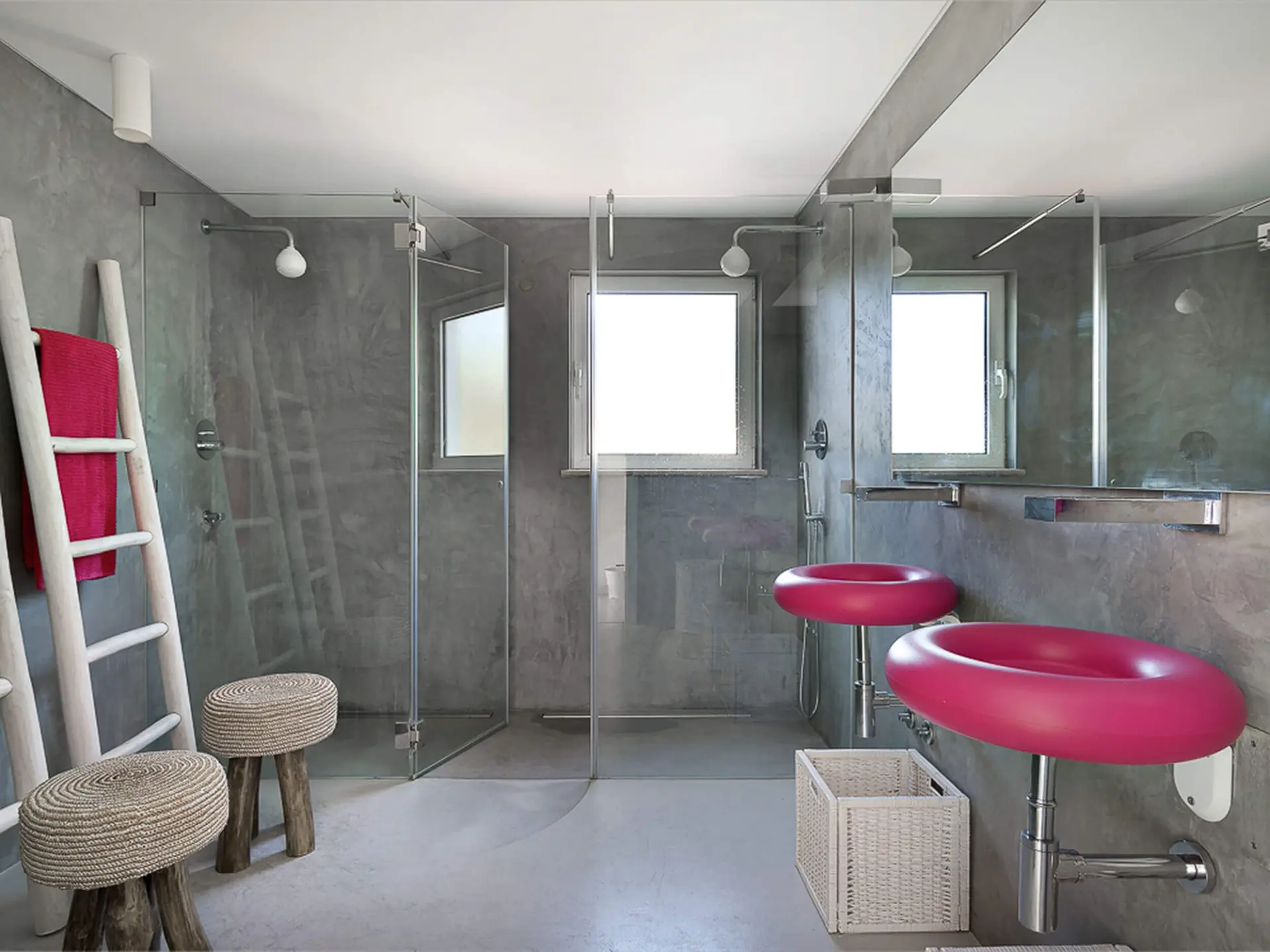Casa de banho cinza com duche duplo, lavatórios fúcsia e apontamentos em vermelho — design de interiores de luxo Tróia, Setúbal