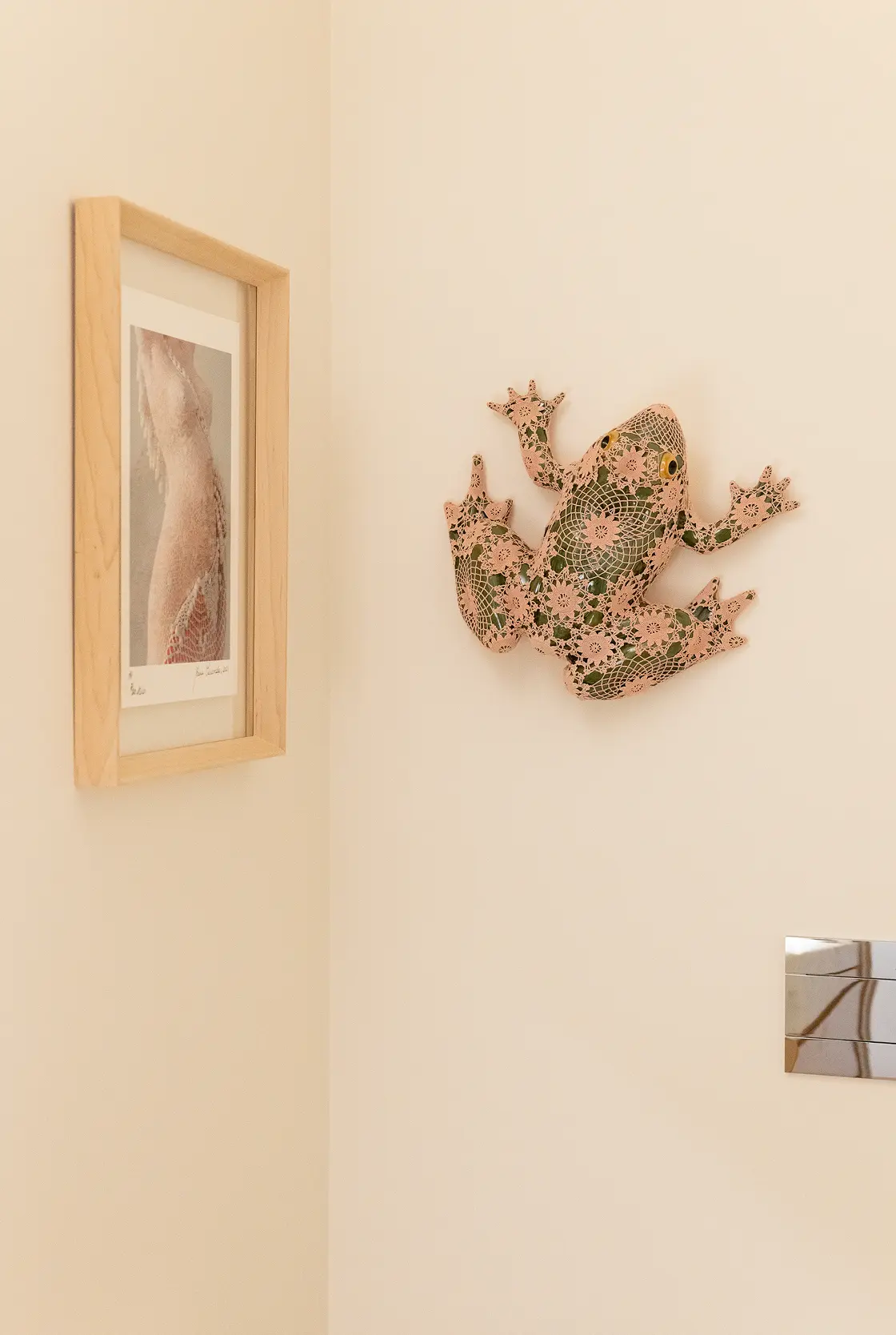 Casa de banho com escultura de sapo de Joana Vasconcelos e obra em moldura de carvalho — design de interiores de luxo, Praça de Espanha, Atelier Renata Santos Machado