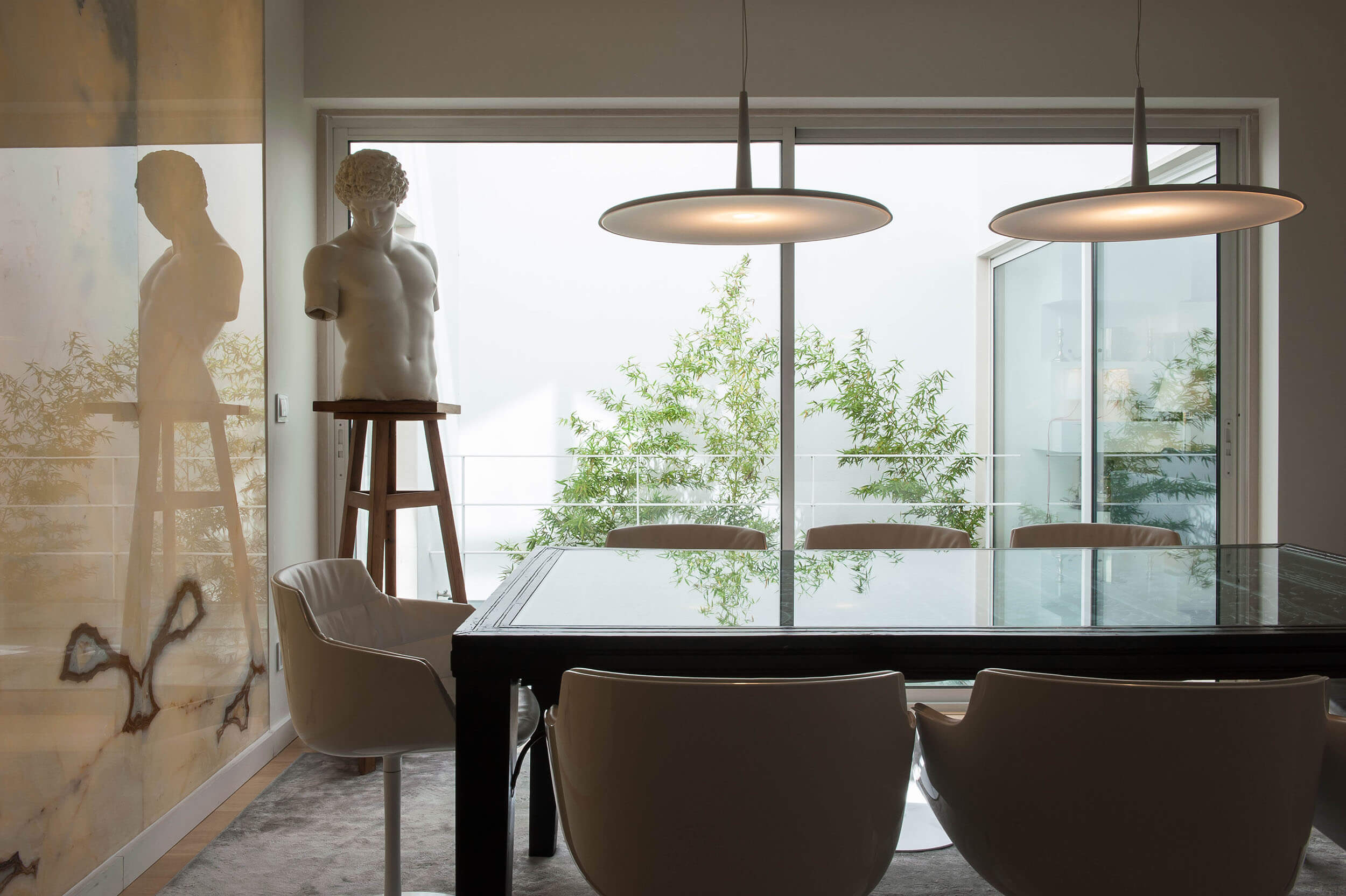Sala de jantar com design de interiores contemporâneo, com iluminação, mobiliário e decoração final harmonizada