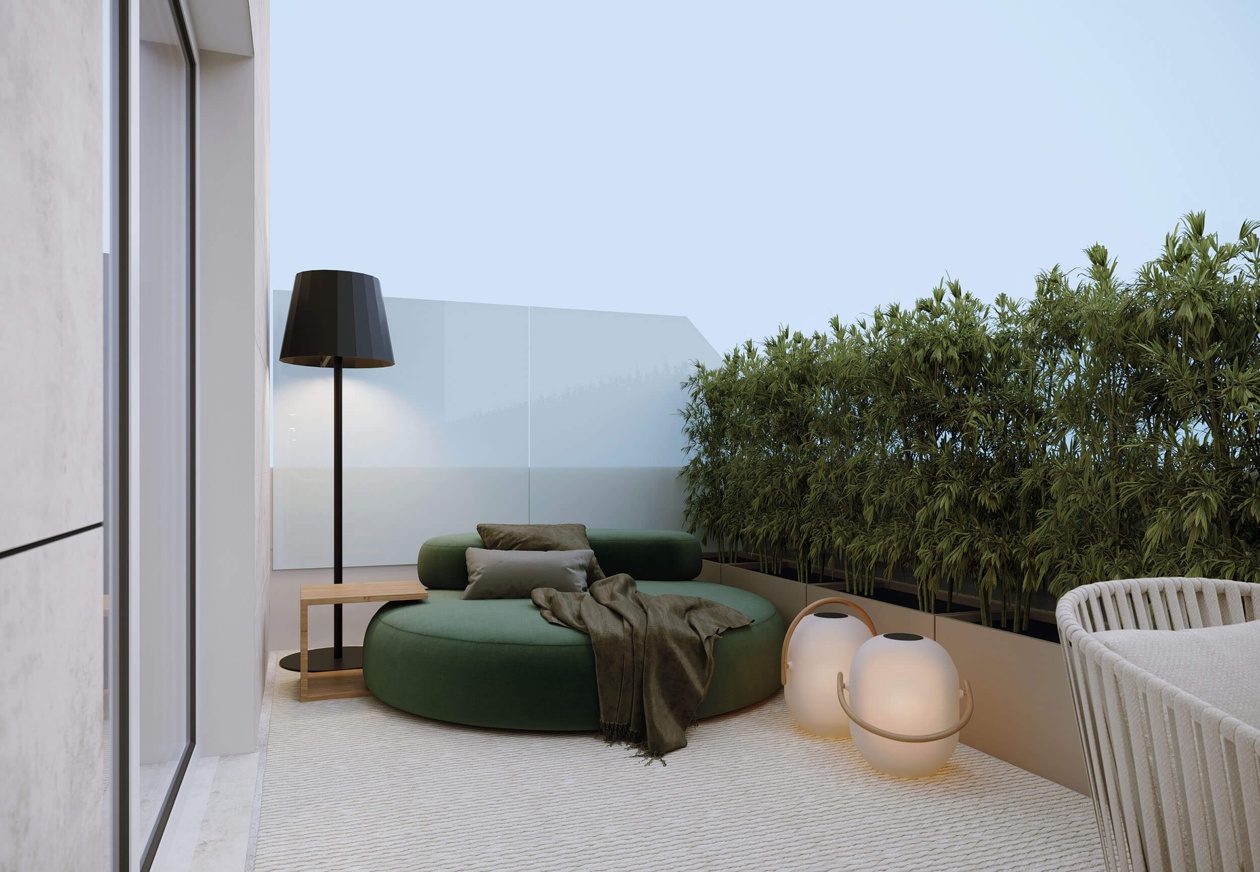 Chaise redonda em veludo verde, candeeiro de pé preto e par de luminárias-lanterna sobre bambus em floreira — exterior de luxo