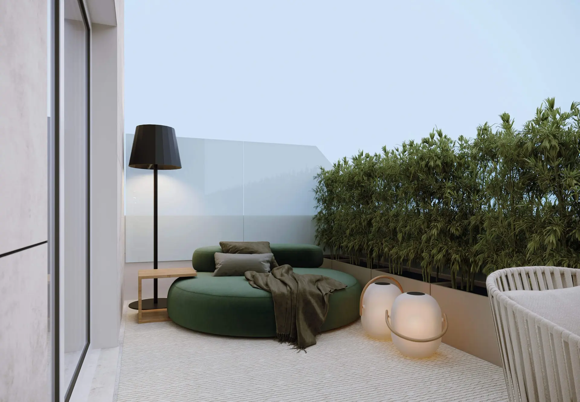 Chaise redonda em veludo verde, candeeiro de pé preto e par de luminárias-lanterna sobre bambus em floreira — exterior de luxo