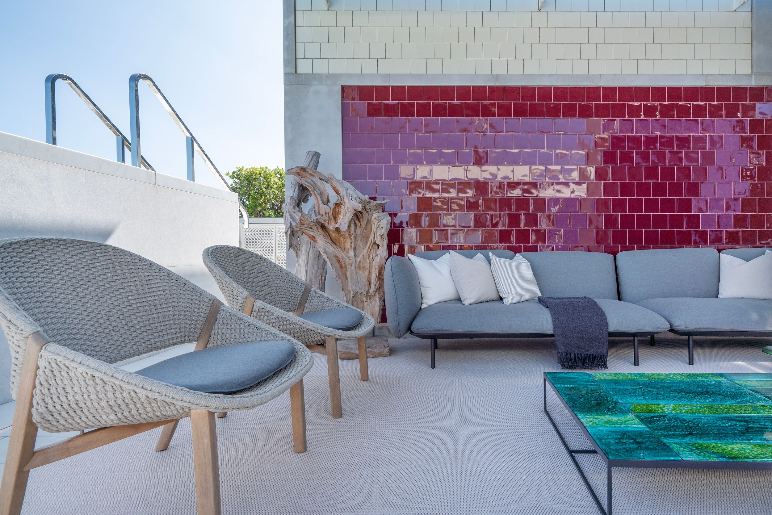 Rooftop com cadeiras em corda e teca, piscina e parede de zellige bordô — design de interiores de luxo, Praça de Espanha, Lisboa, Atelier Renata Santos Machado
