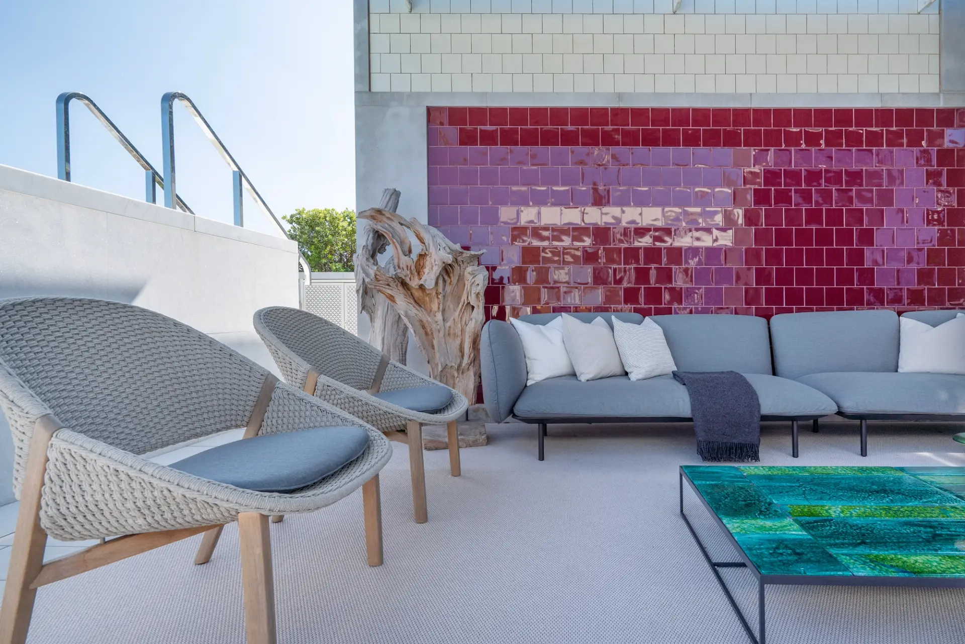 Rooftop com cadeiras em corda e teca, piscina e parede de zellige bordô — design de interiores de luxo, Praça de Espanha, Lisboa, Atelier Renata Santos Machado
