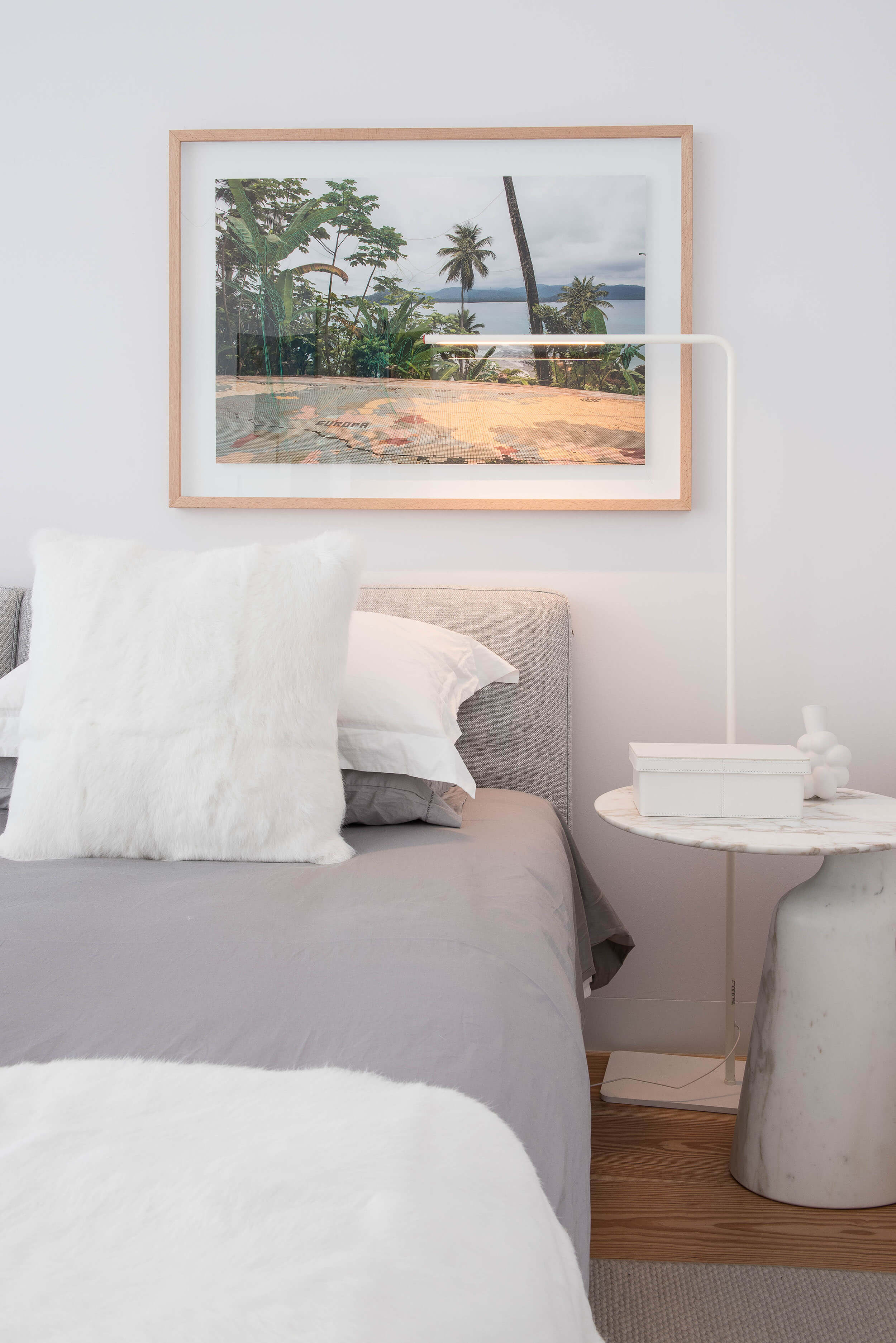 Suite bedroom with Flexform bed, Thai Natura white marble table and Roland Fischer photography — luxury interior design, Lisbon, Atelier Renata Santos Machado