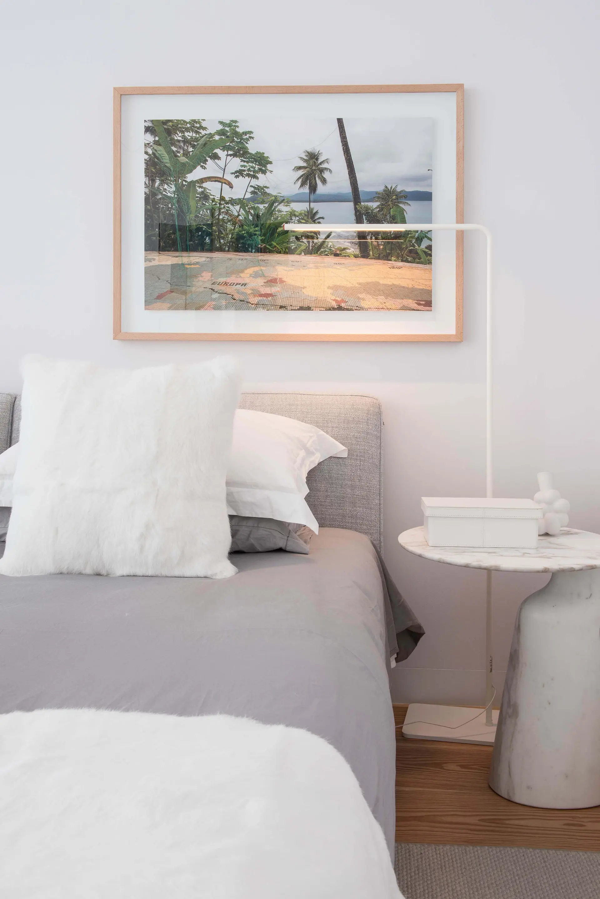 Suite com cama Flexform, mesa Thai Natura em mármore branco e fotografia de Roland Fischer — design de interiores de luxo, Lisboa, Atelier Renata Santos Machado