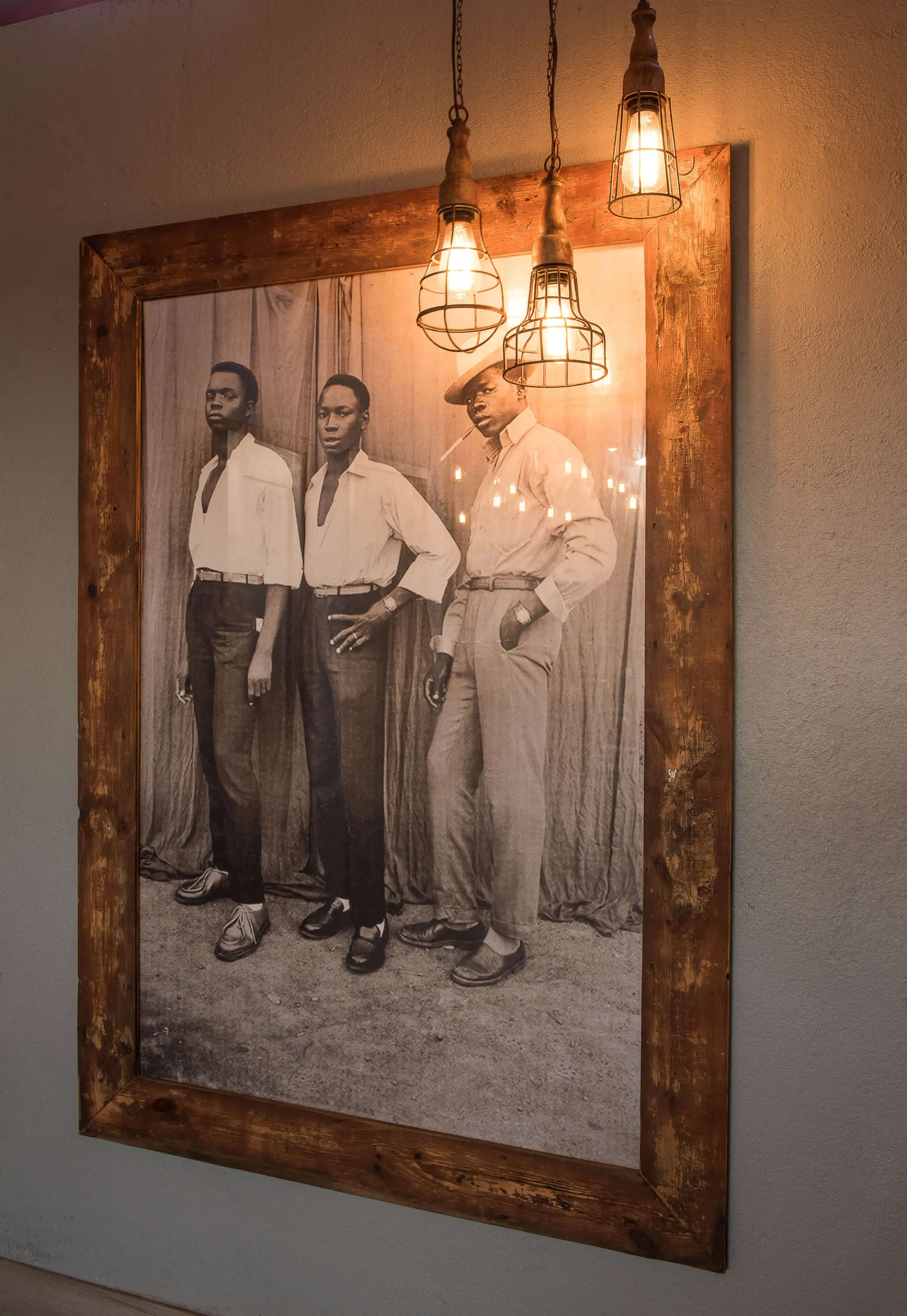 Fotografia vintage em moldura de madeira com candeeiros de suspensão — design de interiores de restaurante de luxo Luanda, Angola