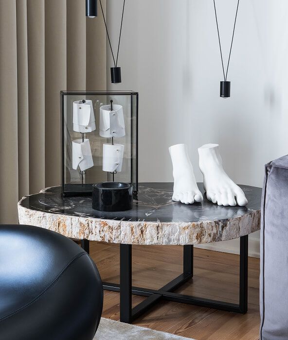 Mesa lateral com decoração contemporânea, com peças decorativas, materiais naturais e composição cuidada integrada no espaço interior