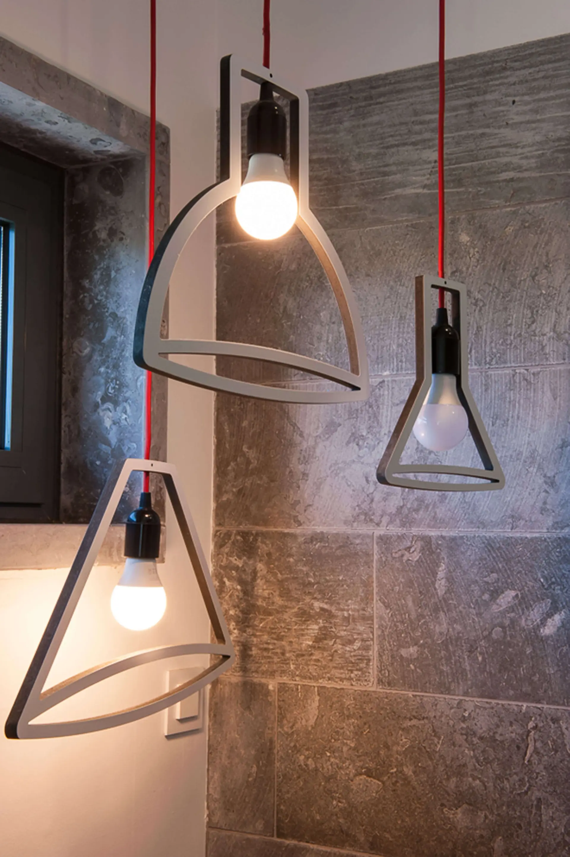 Casa de banho com três candeeiros de suspensão em estrutura metálica e cabo vermelho — design de interiores de luxo Paço de Arcos, Oeiras, Atelier Renata Santos Machado