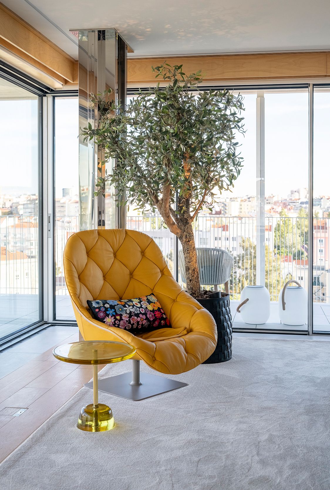 Poltrona em veludo mostarda com mesa de apoio em latão dourado e oliveira natural em sala de estar com vista sobre Lisboa — design de interiores de luxo na Praça de Espanha, Lisboa, Atelier Renata Santos Machado