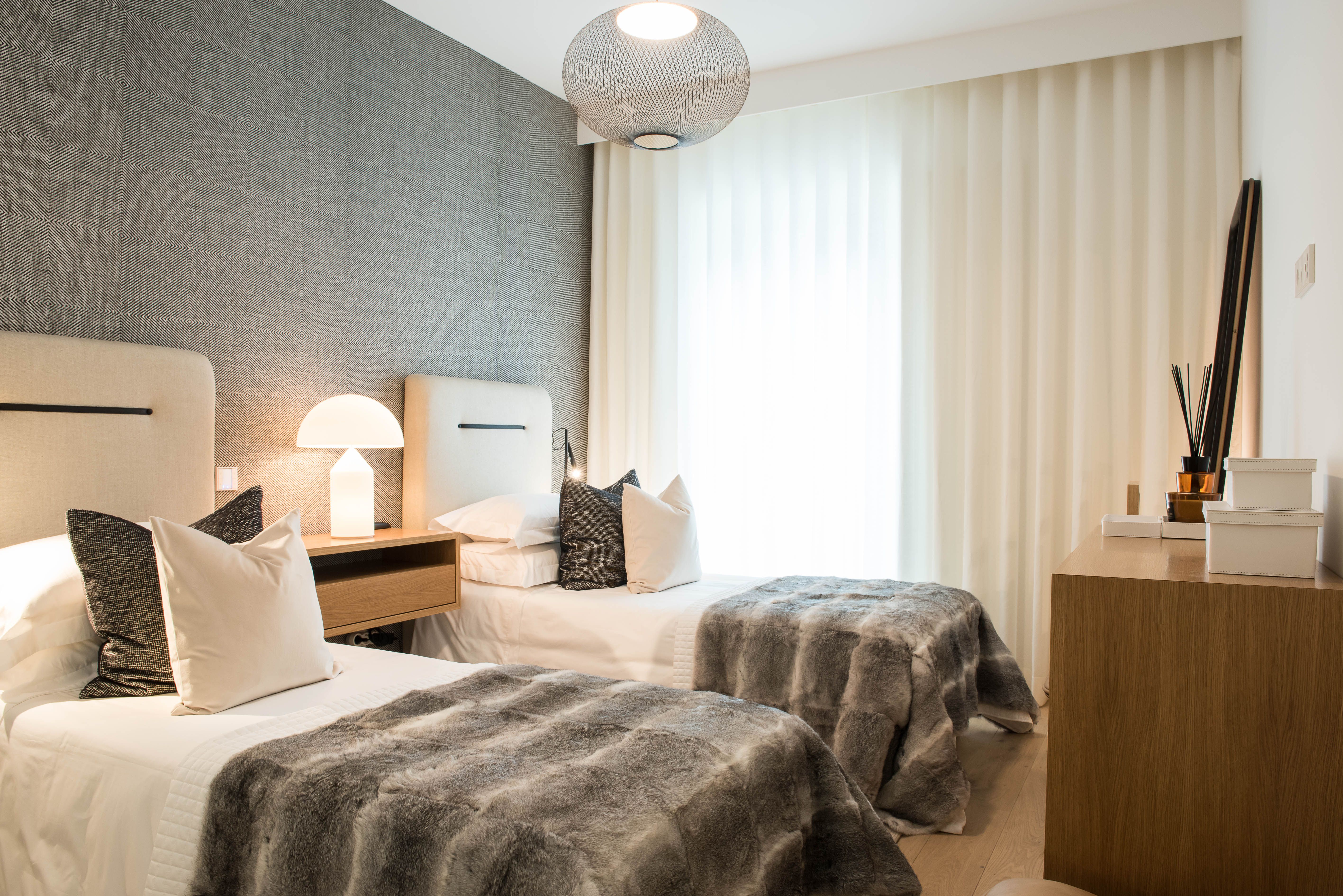 Quarto com duas camas num projeto de design de interiores personalizado