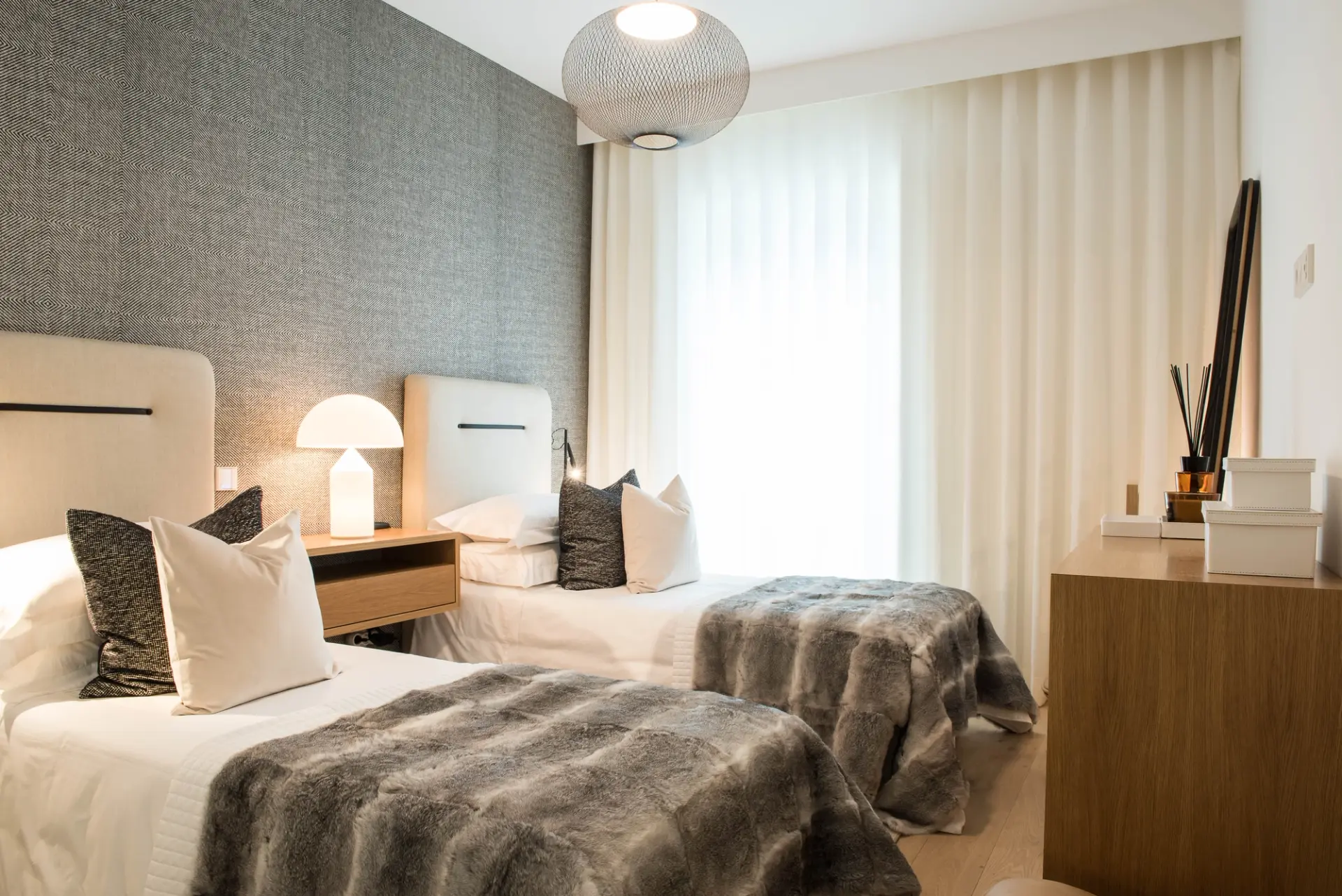 Quarto com duas camas num projeto de design de interiores personalizado