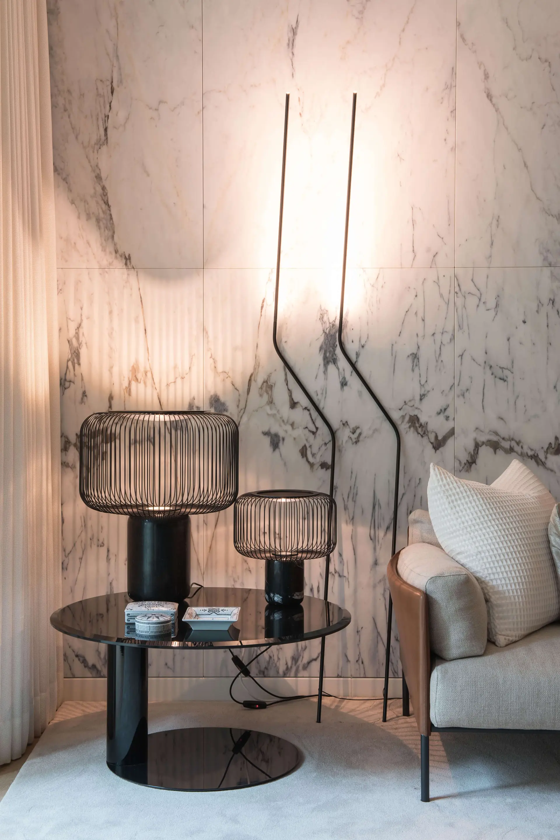 Sala estar, parede mármore branco veios cinza e Galotti&Radice Oto Mini Liquirizia — design de interiores de luxo Av. Liberdade, Lisboa, Atelier Renata Santos Machado