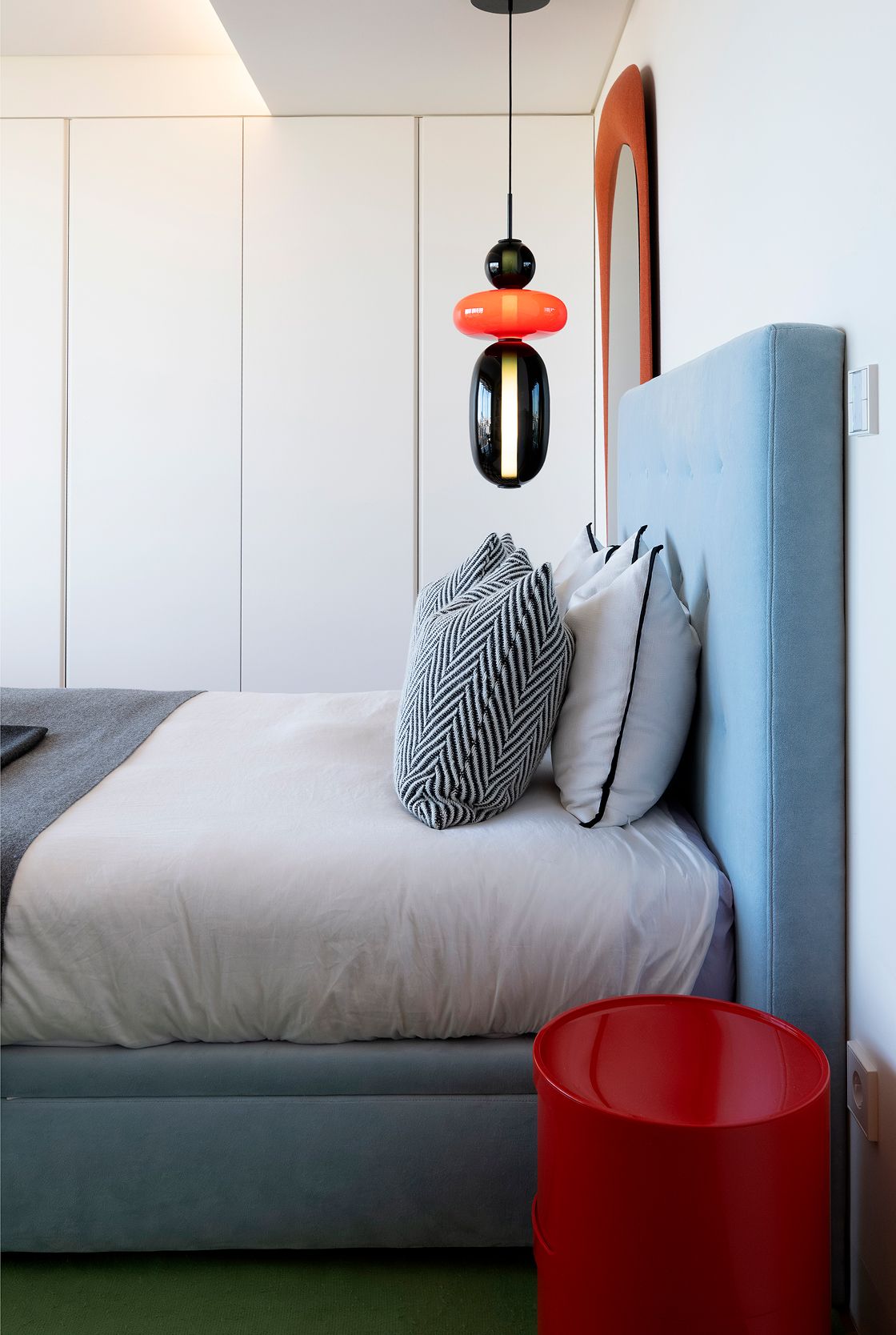 Quarto com pendente escultura laranja e preto, cabeceira azul e banco lacado vermelho — design de interiores de luxo, Praça de Espanha, Lisboa, Atelier Renata Santos Machado