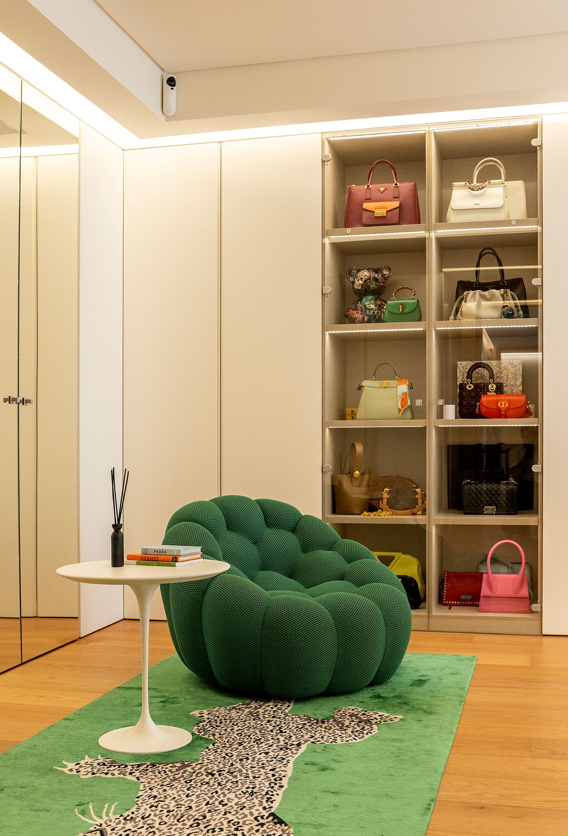 Poltrona bouclé verde sobre tapete leopardo em closet — design de interiores de luxo, Praça de Espanha, Lisboa, Atelier Renata Santos Machado