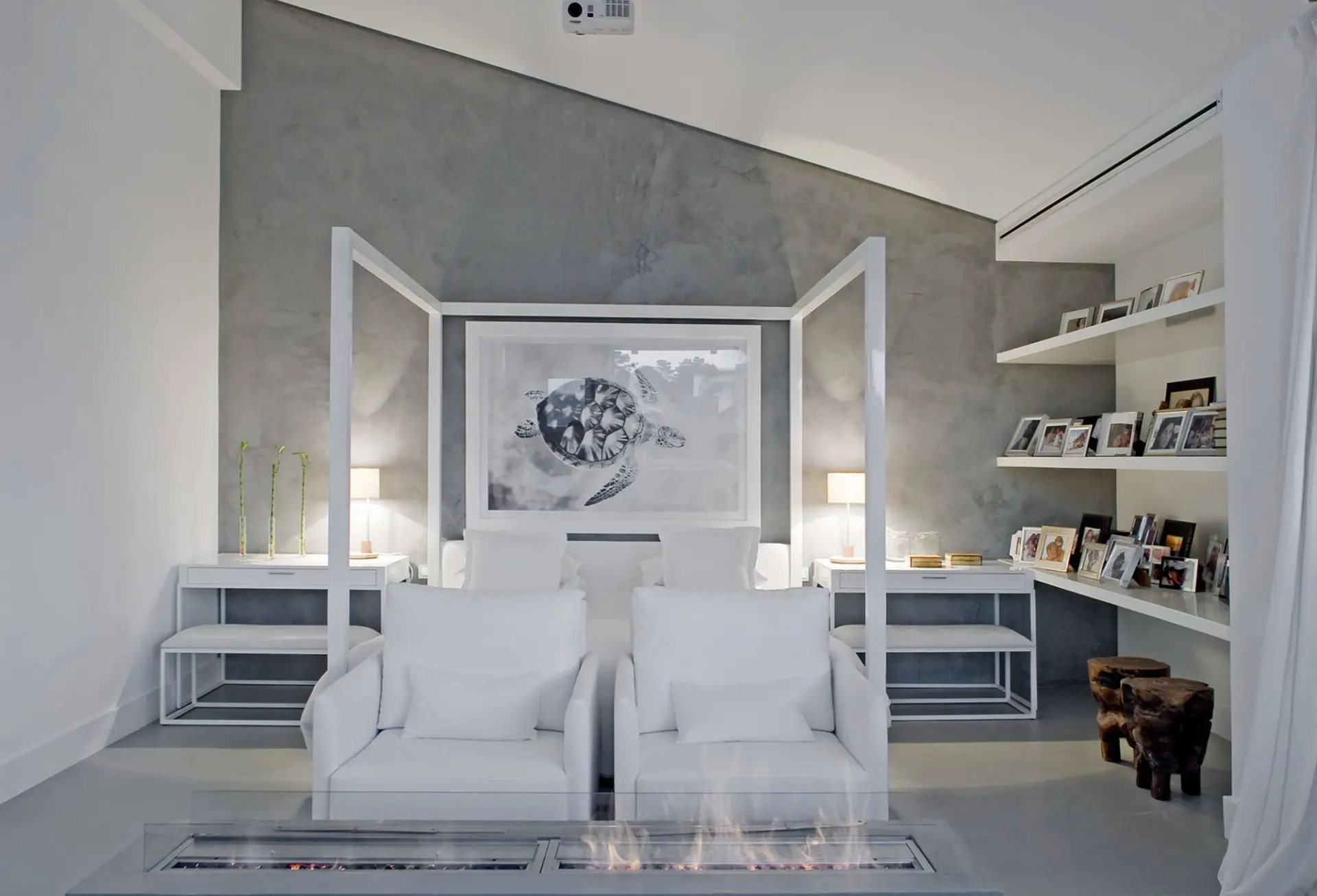 Suite com cama de dossel branca, parede em microcimento e lareira linear — design de interiores de luxo Tróia, Setúbal