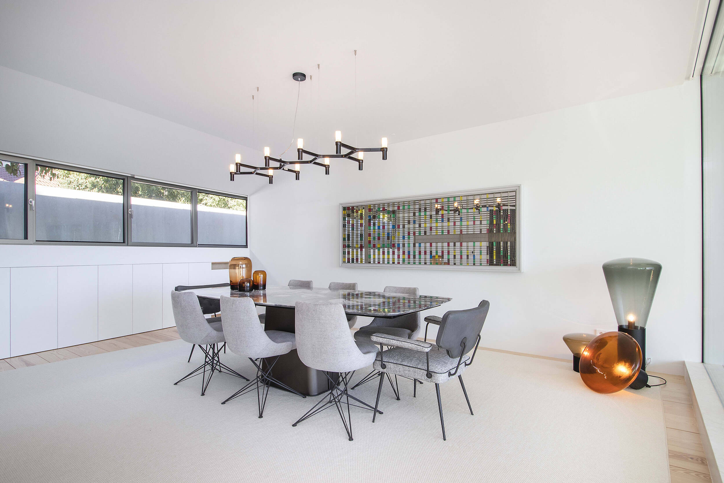 Dining room with Arketipo marble table, Nemo Crown pendant, Brokis floor lamps and Rodrigo Oliveira artwork — luxury interior design, Lisbon, Atelier Renata Santos Machado