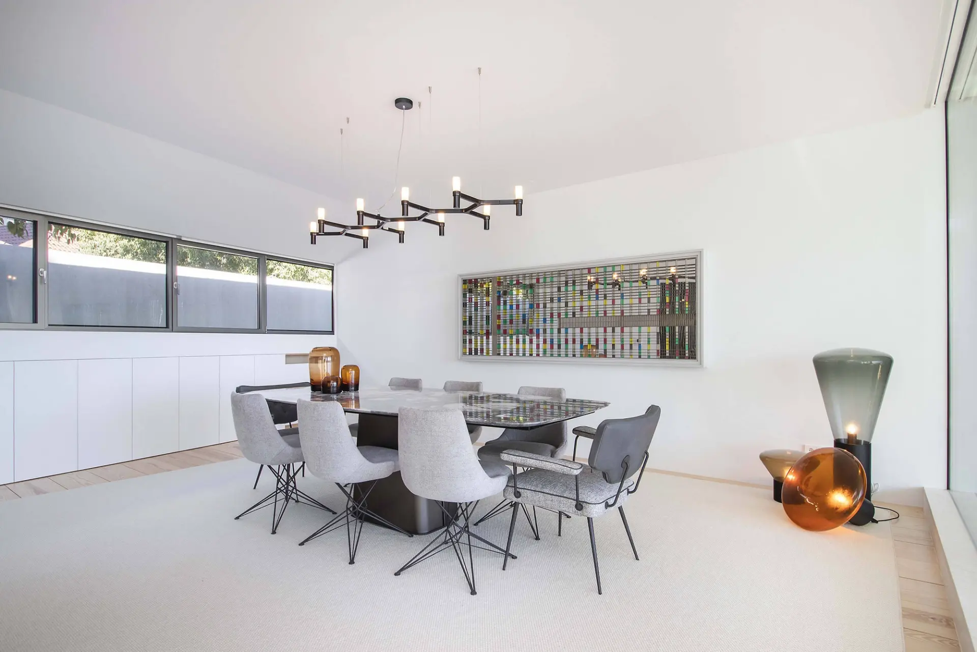Sala de jantar com mesa Arketipo, pendente Nemo Crown, candeeiros Brokis e obra de Rodrigo Oliveira — design de interiores de luxo, Lisboa, Atelier Renata Santos Machado