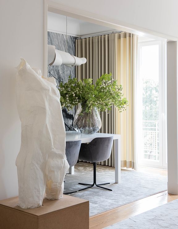 Sala de jantar com escultura figurativa de tronco masculino, composição floral e mesa de trabalho — design de interiores de luxo em Lisboa, Atelier Renata Santos Machado
