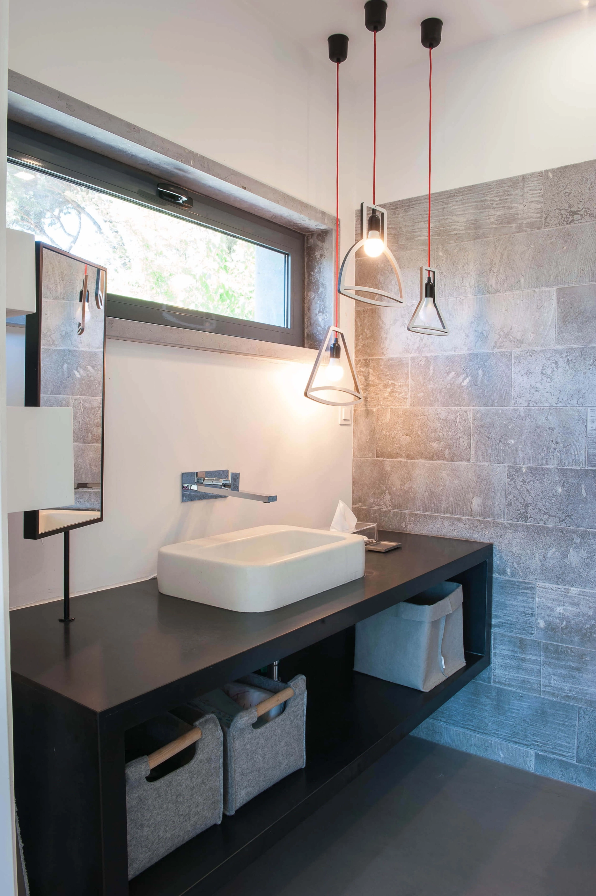Casa de banho com lavatório vessel branco, bancada preta e trio pendants cabo vermelho — design de interiores de luxo Paço de Arcos, Oeiras, Atelier Renata Santos Machado